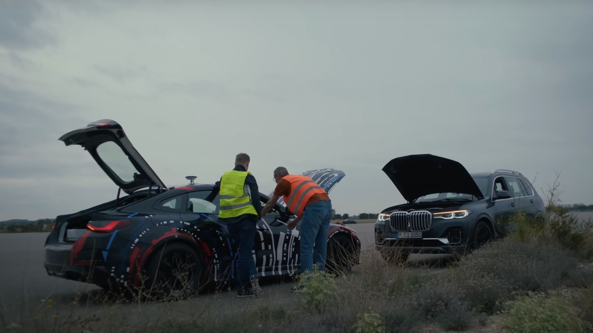 Photo BMW M high-performance EV prototype broken down next to BMW X7