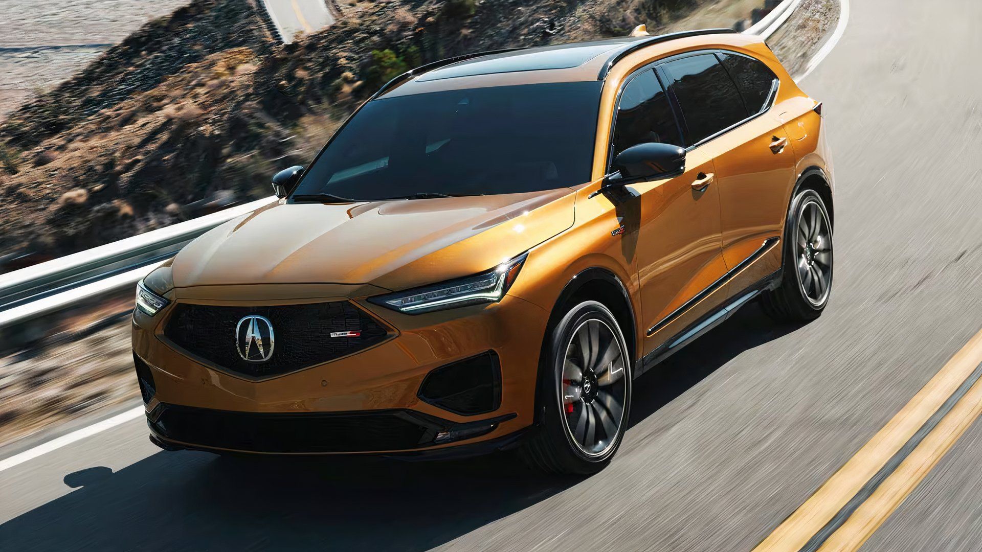 2024 Acura MDX em ouro dirigindo na estrada