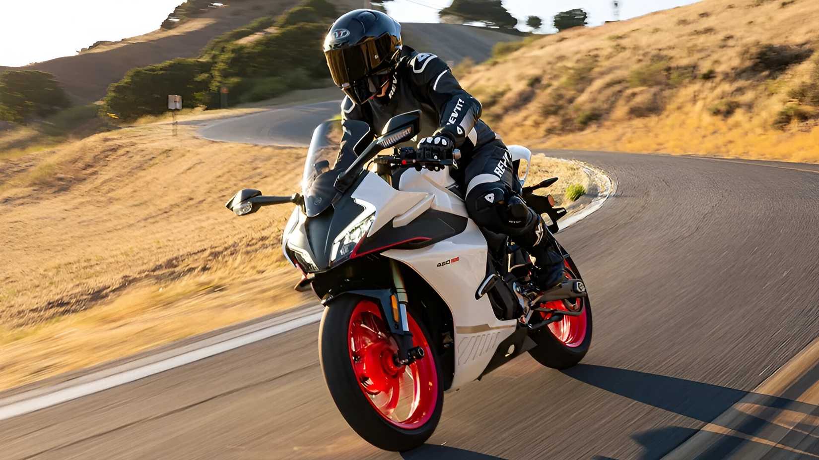 CFMoto 450SS cornering front third quarter view