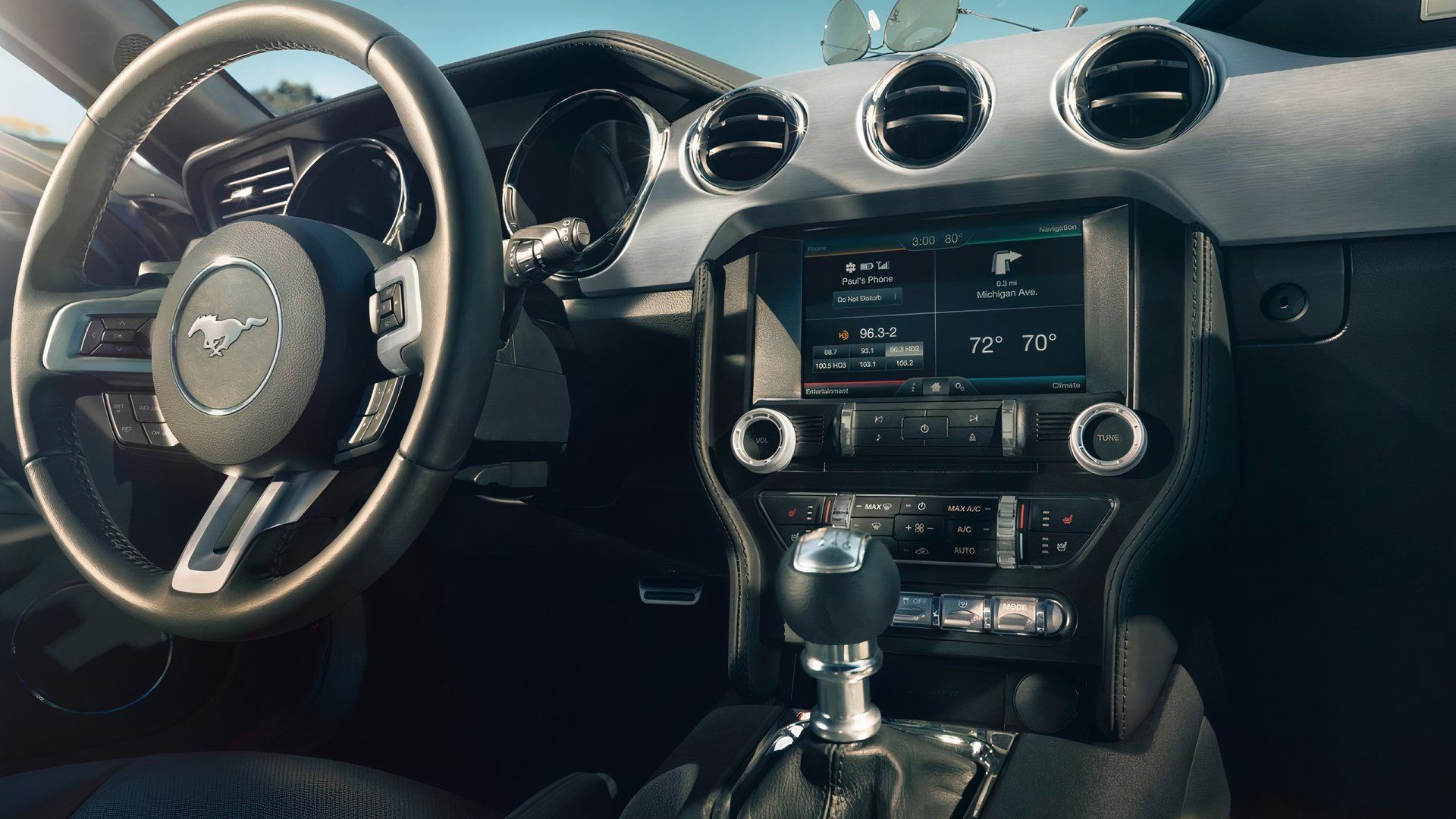Interior do Ford Mustang 2015, painel fechado