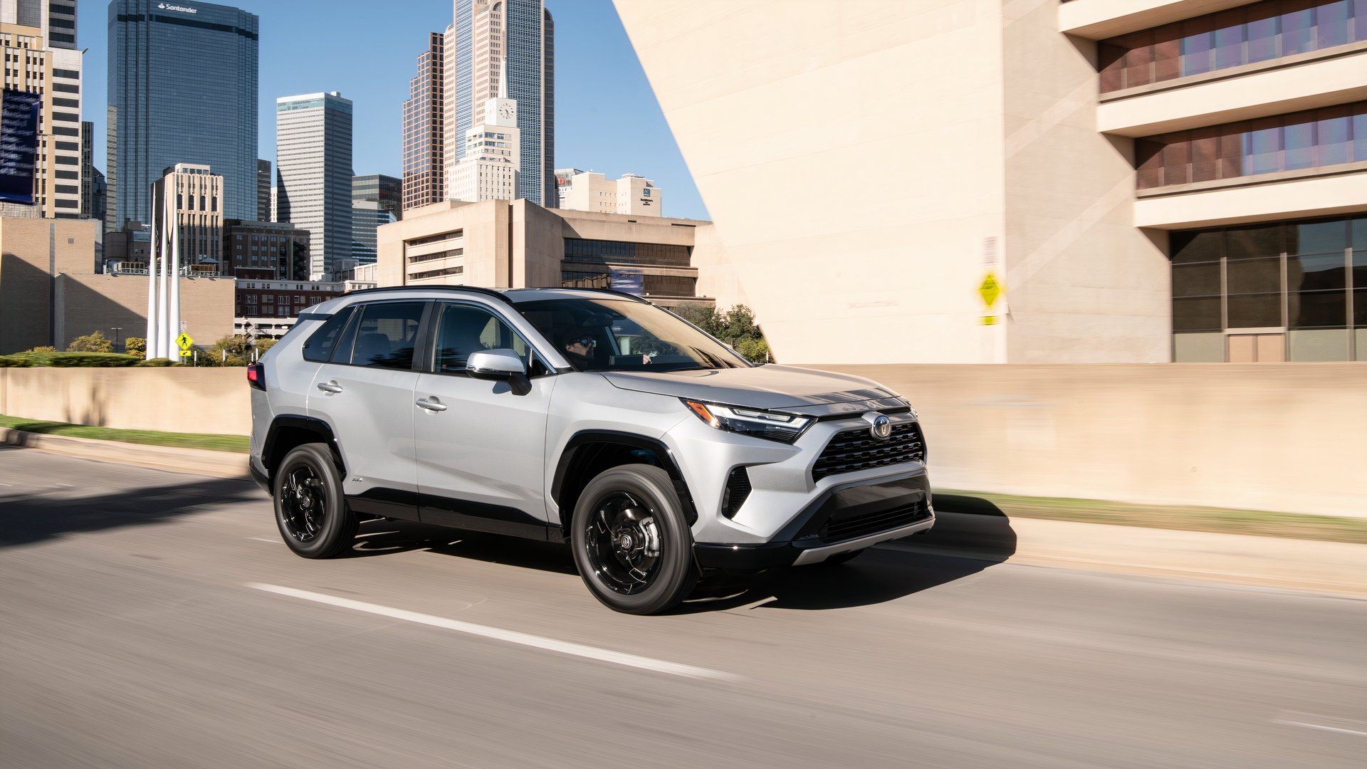 2022 Toyota RAV4 SE Hybrid Front 3/4 Shot