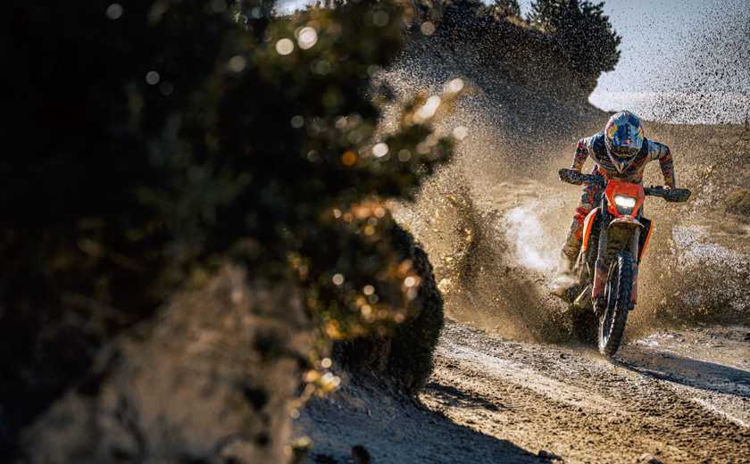 2025 KTM 390 Enduro R Action (2)