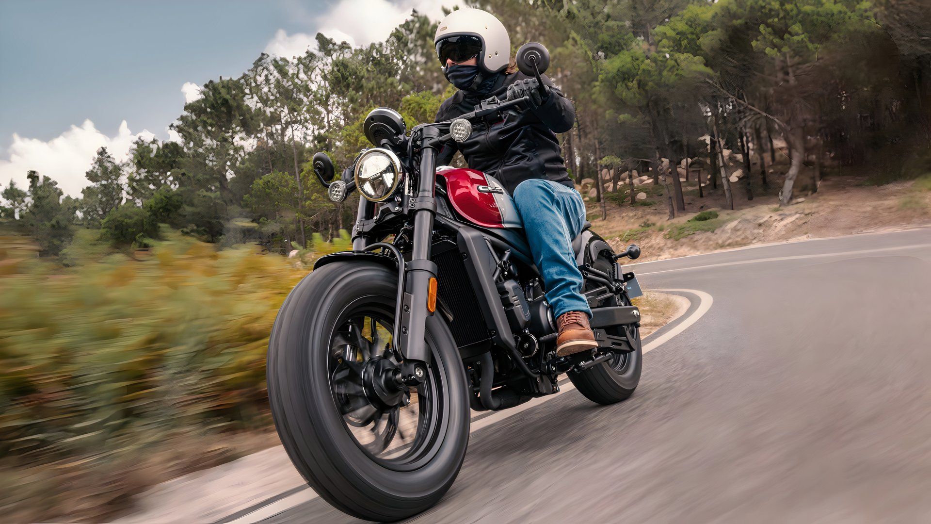 CFMOTO 45CL-C cruiser cornering on the road side profile view