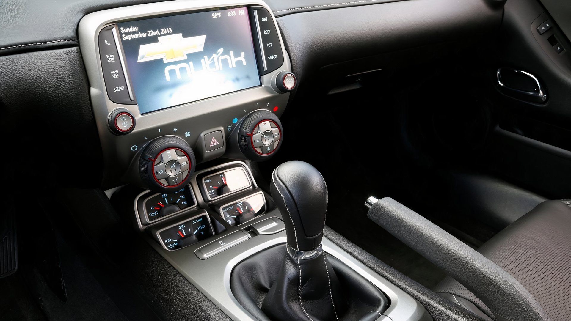 Painel e tela do Chevy Camaro 2014, close-up