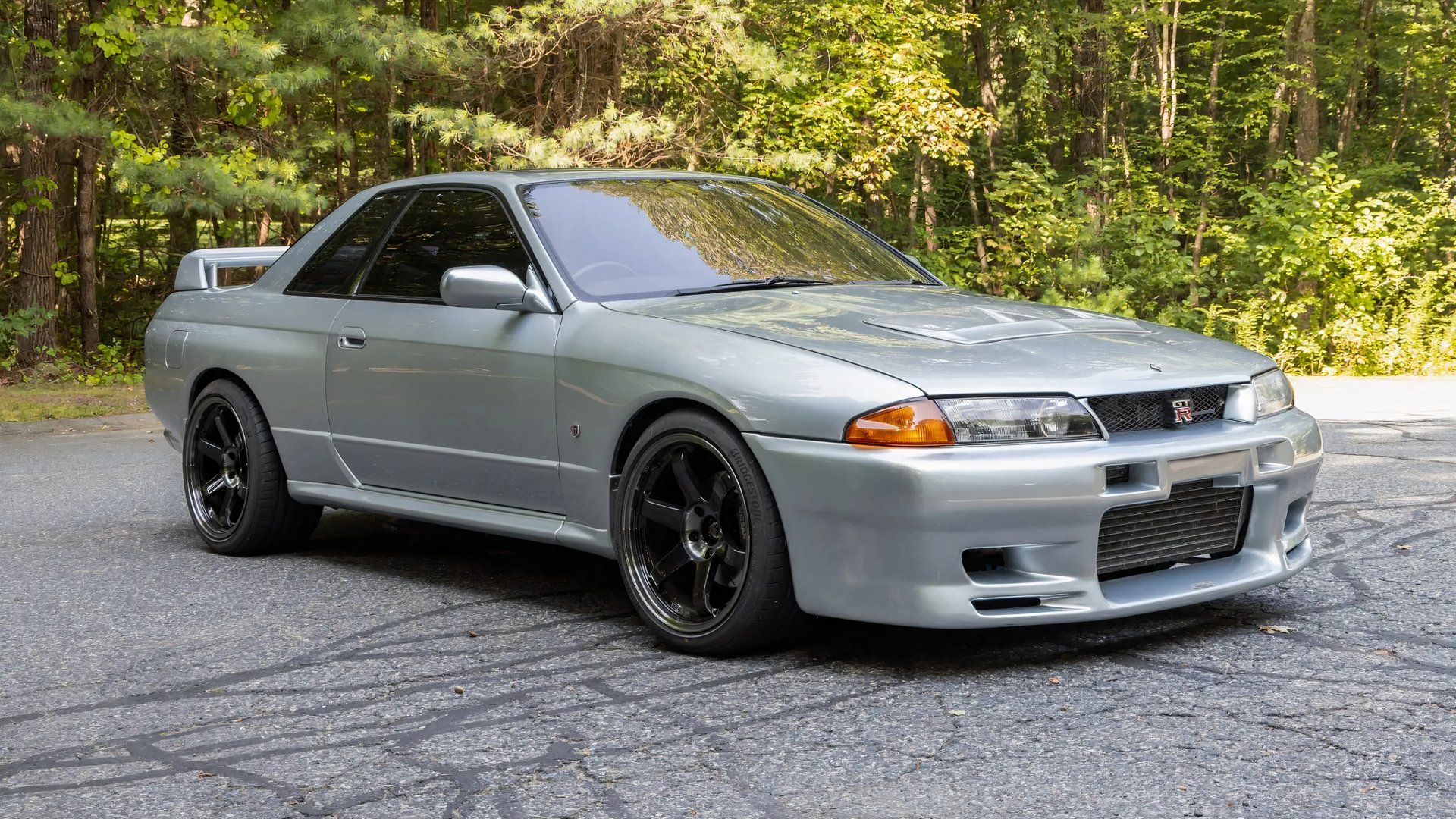 1991_nissan skyline gt-r front 3/4 exterior shot