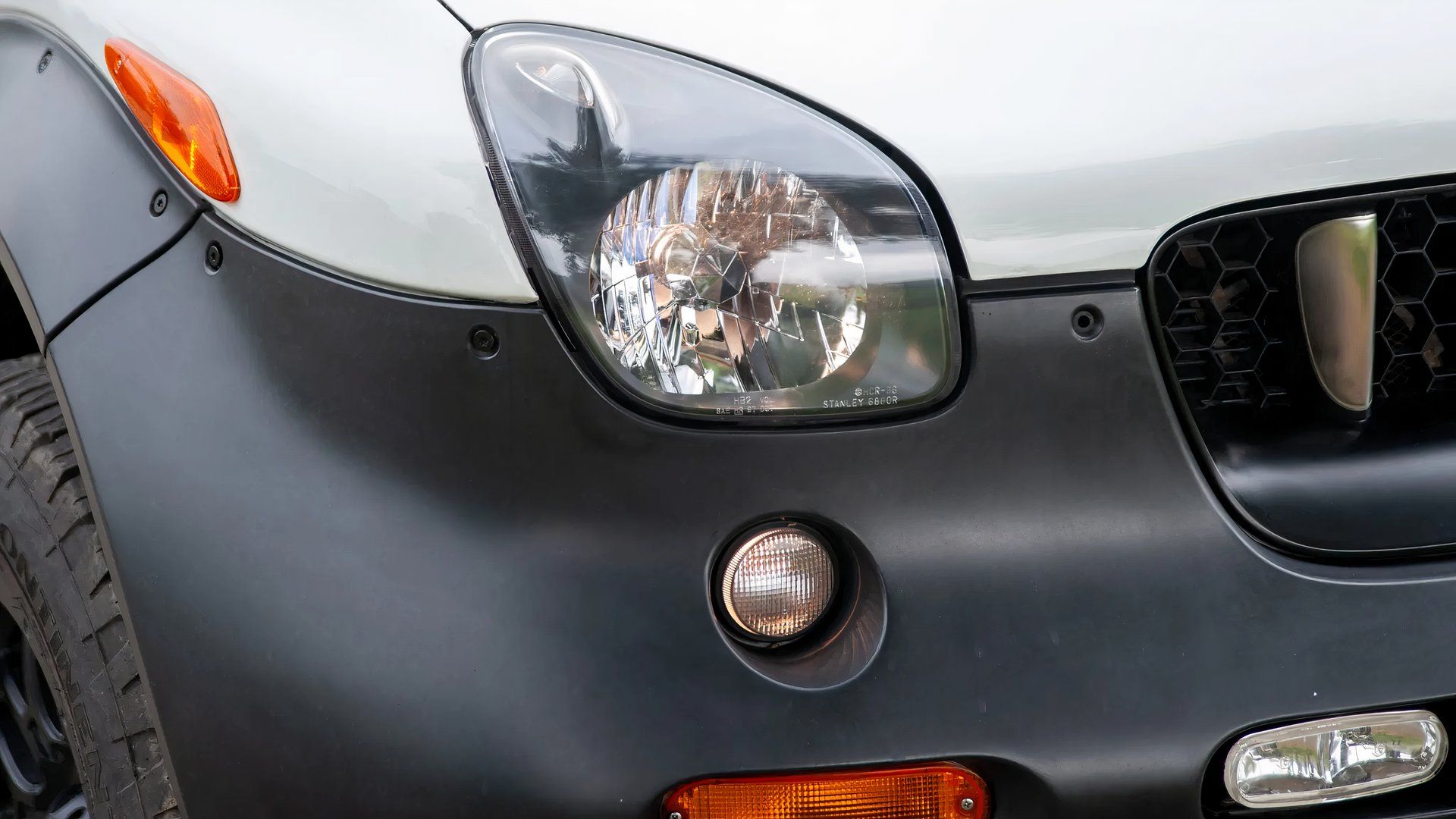 2000 isuzu vehicross close-up shot of the front passenger headlight