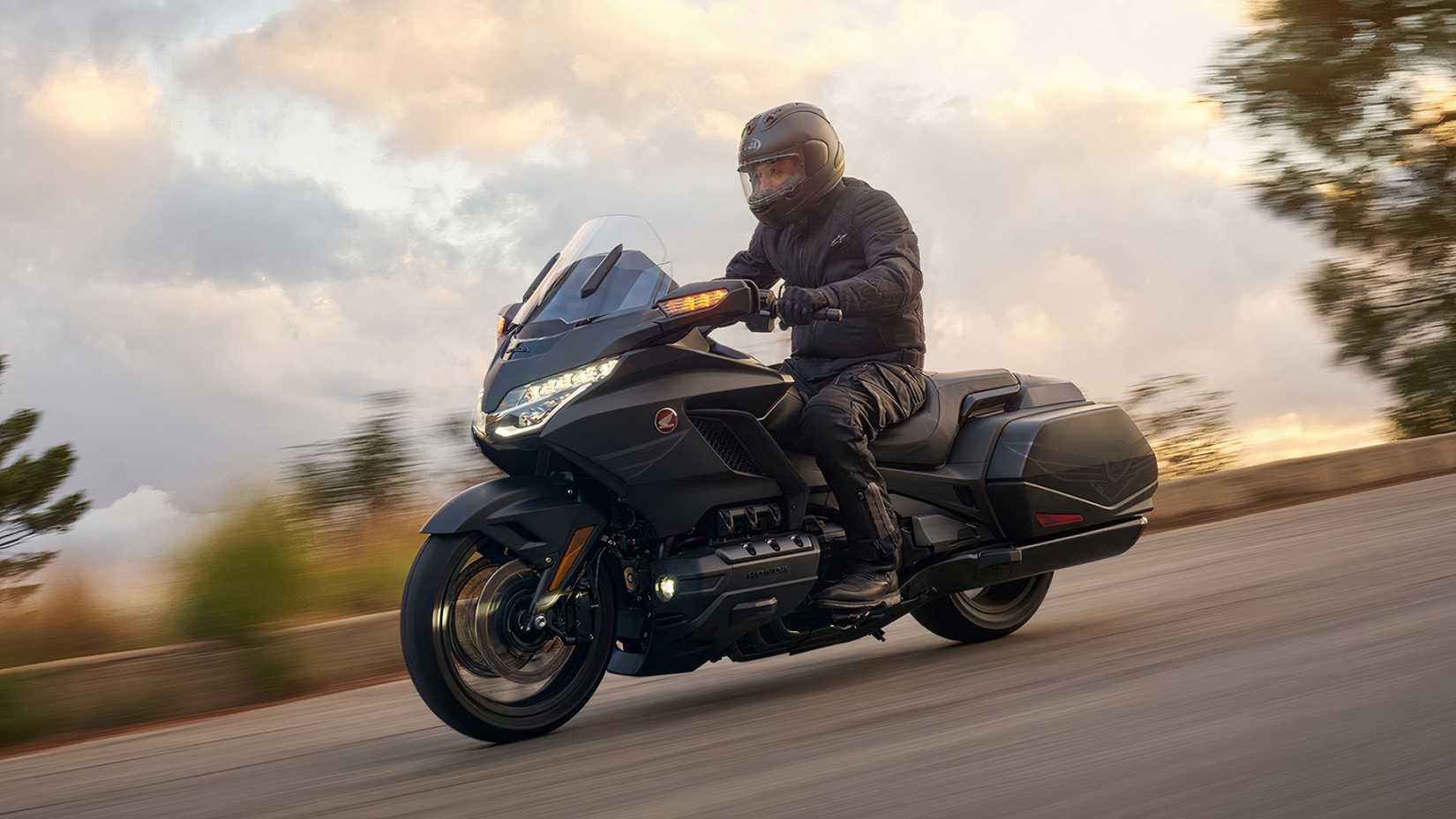 2025 Honda Gold Wing 50th Anniversary Edition quickly accelerate HD Wallpaper View