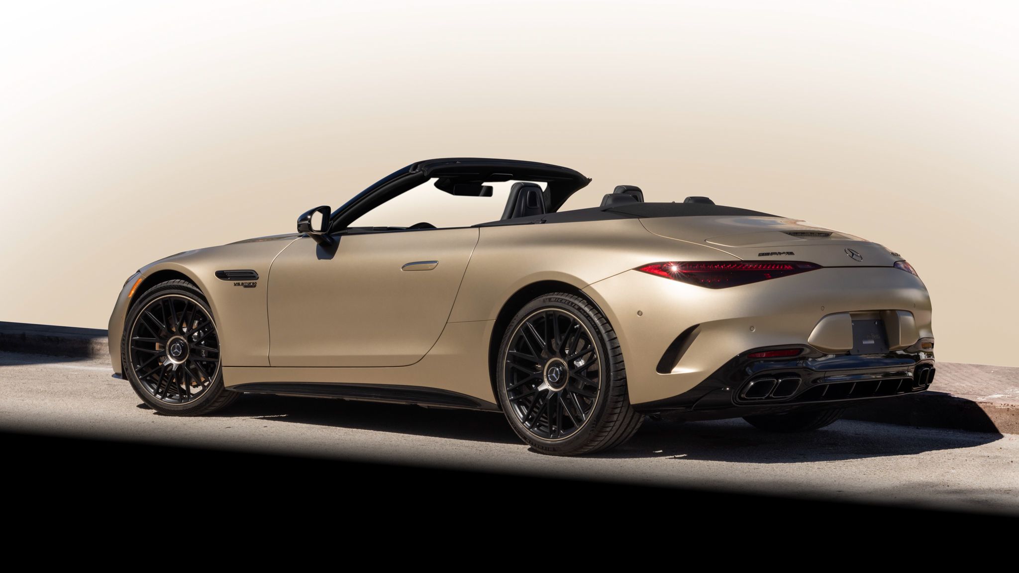 2025 Mercedes-AMG SL 63 MANUFAKTUR Golden Coast (4)