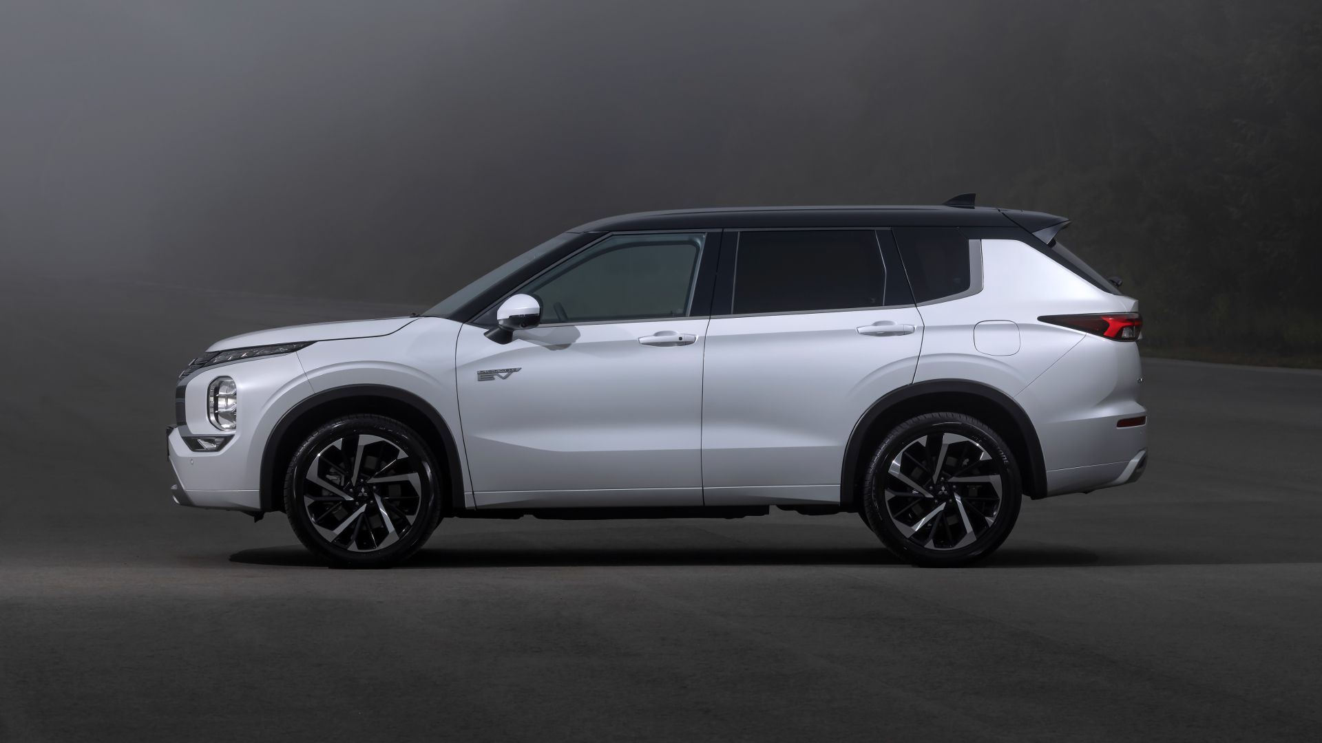 2025 Outlander PHEV Exterior Side Profile