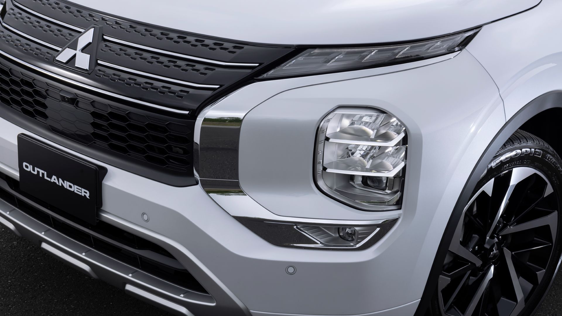 2025 Outlander PHEV Exterior Close Up Of Front Facsia