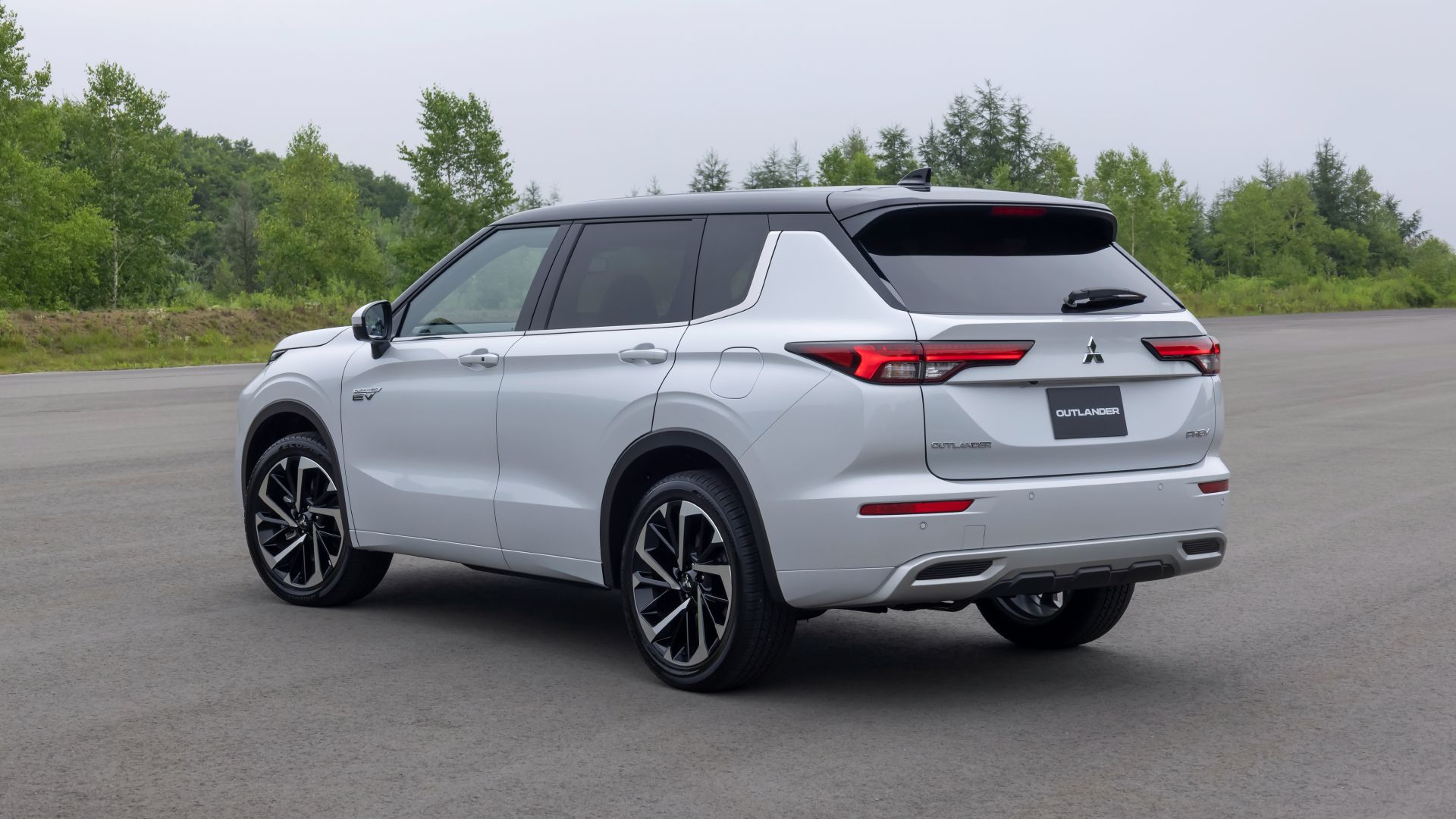 2025 Outlander PHEV Exterior Side And Rear Profile