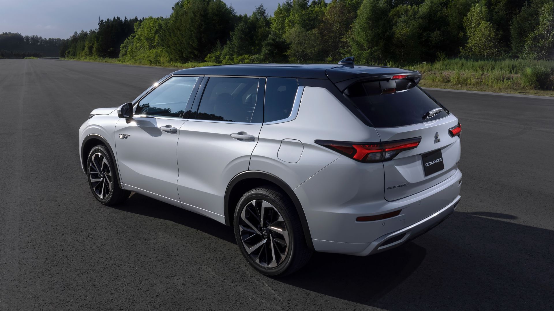 2025 Outlander PHEV Exterior Side Profile