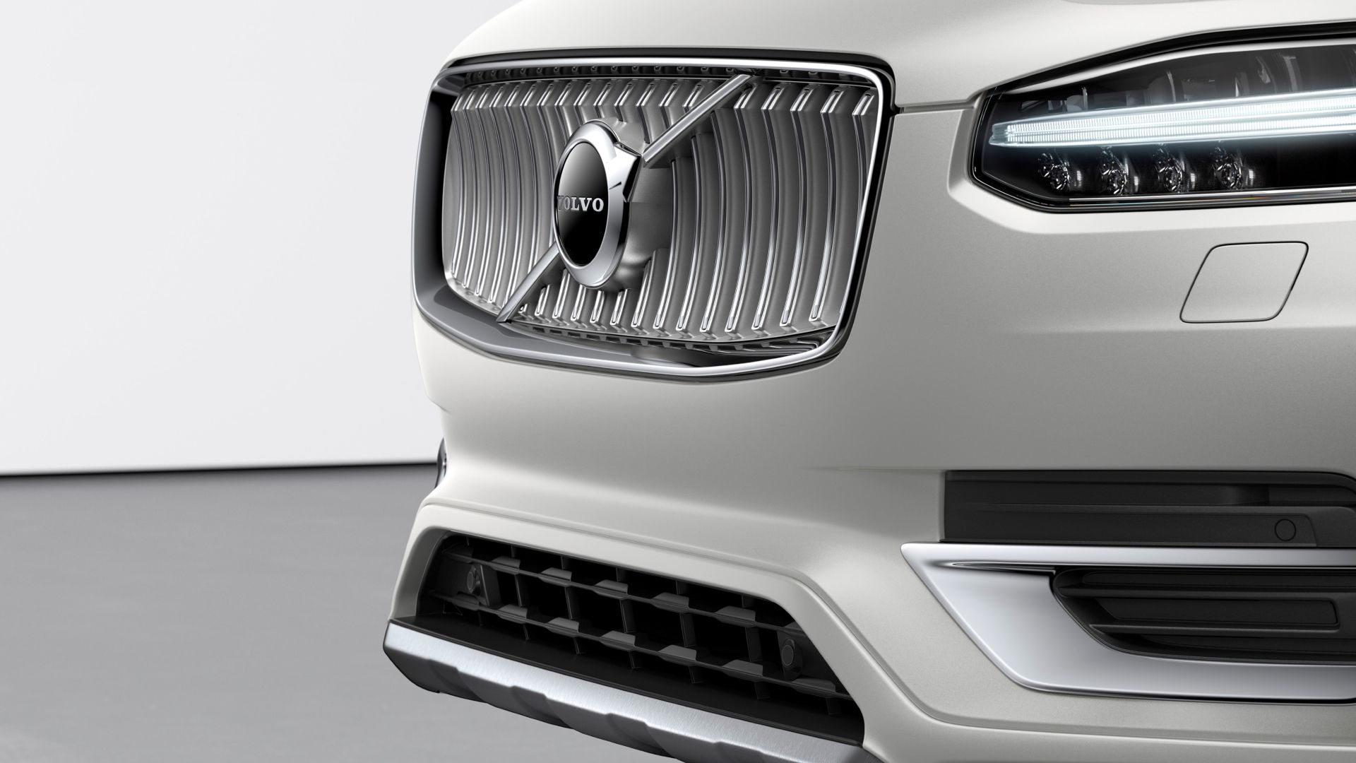 XC90 Plug-In Hybrid Inscription T8 in Birch Light Metallic Front Facsia Close Up