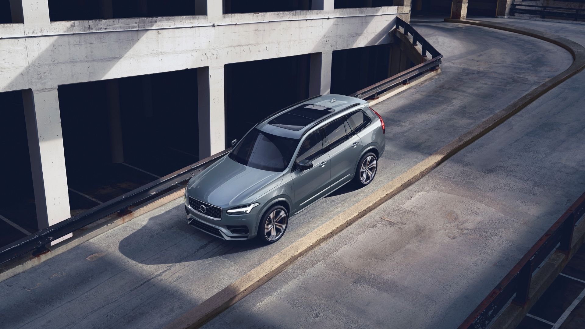 XC90 Plug-In Hybrid R-Design T8 in Thunder Grey
