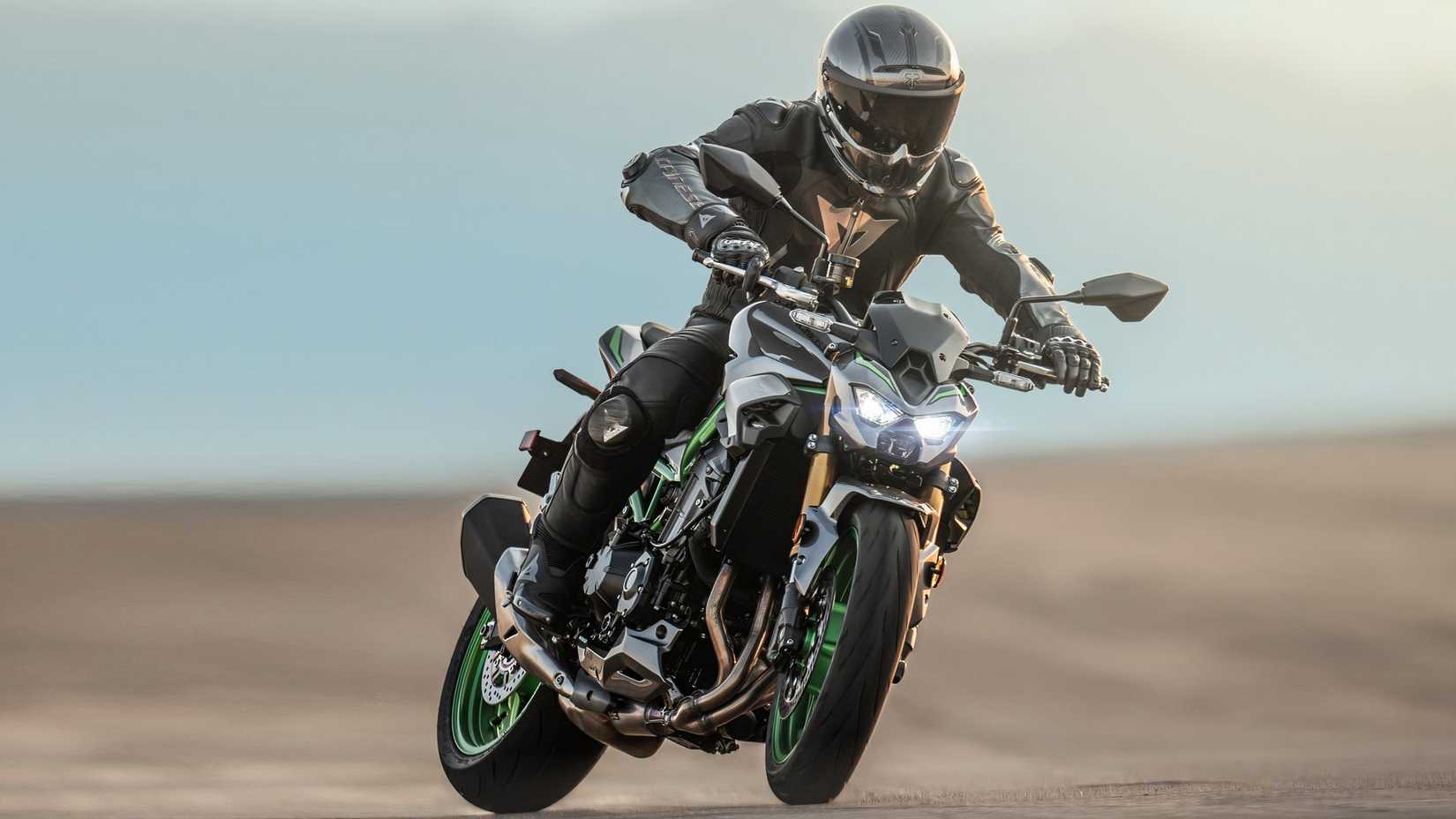 2025 Kawasaki Z900 braking aggressively front fascia view
