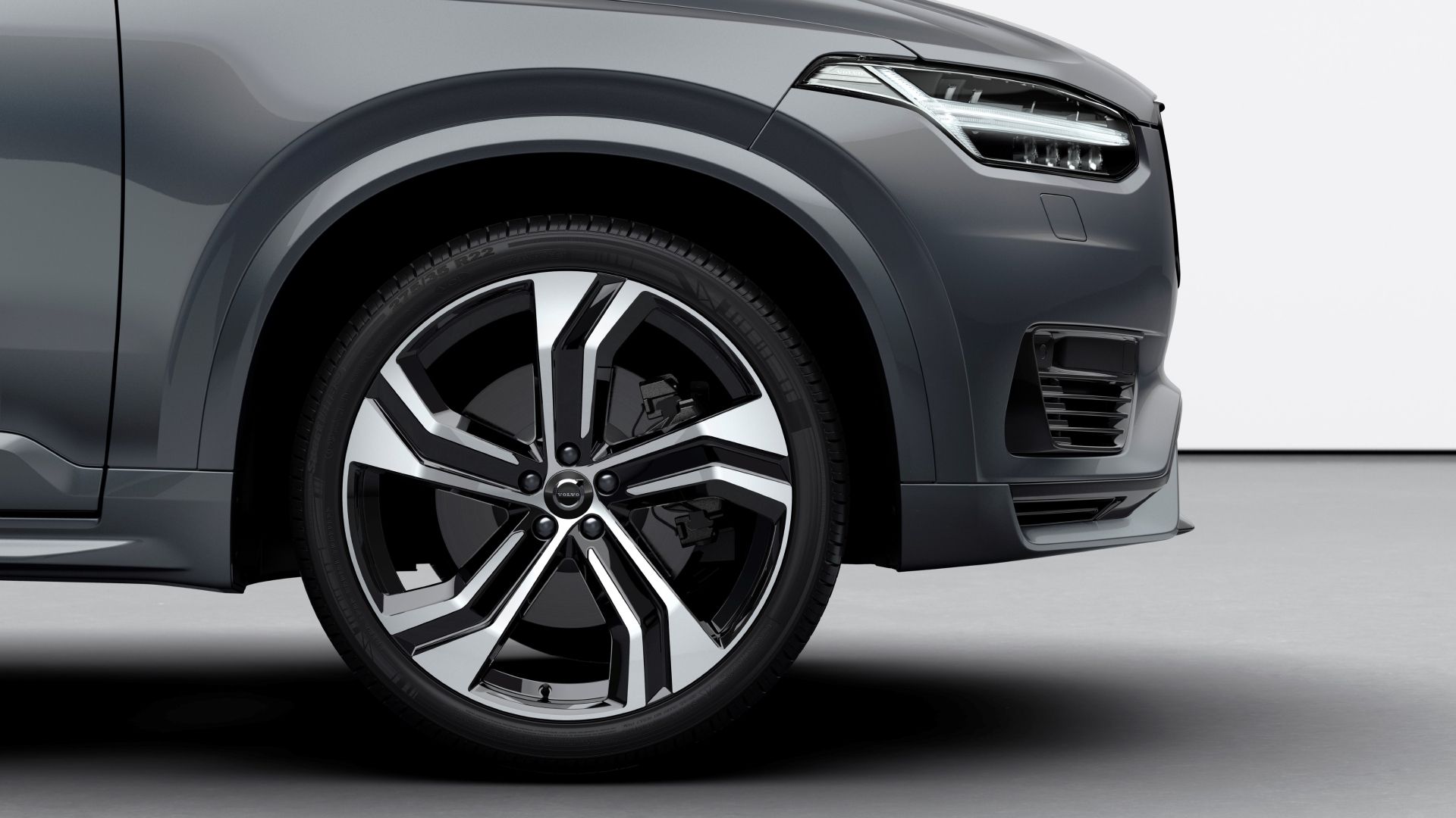 XC90 Plug-In Hybrid R-Design T8 in Thunder Grey