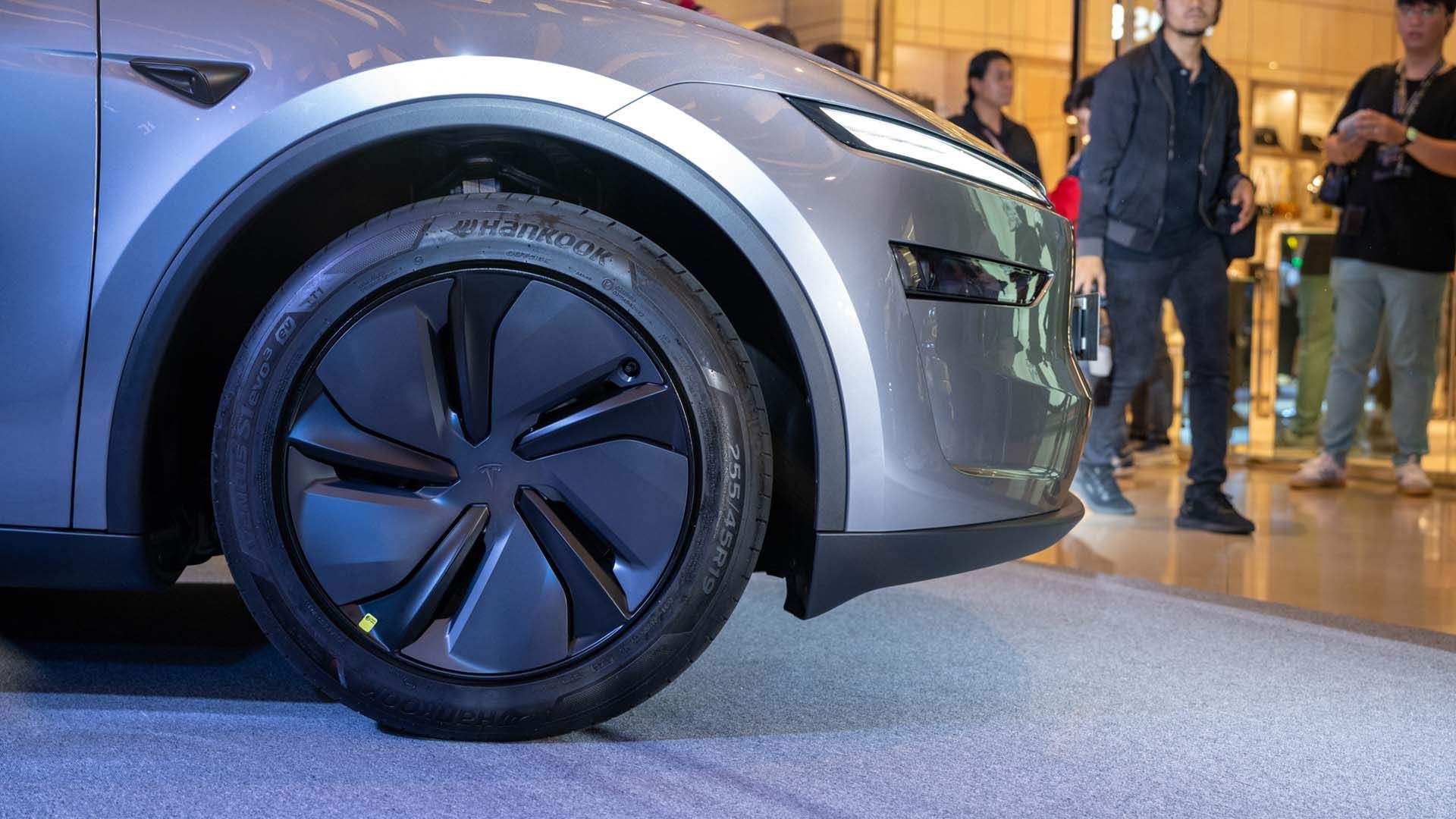 The 19-inch wheels of a 2025 Tesla Model Y