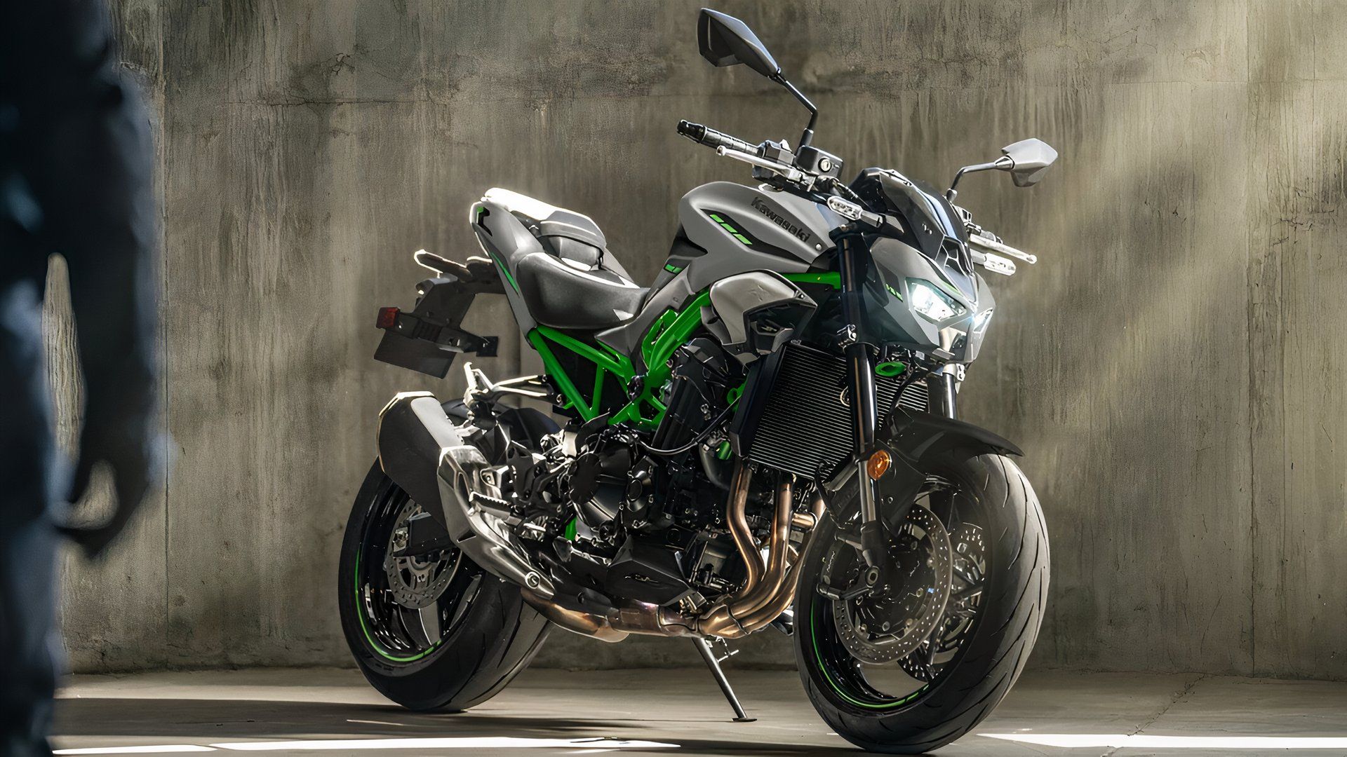 2025 Kawasaki Z900 looks menacing front third quarter sports bike hd wallpaper view