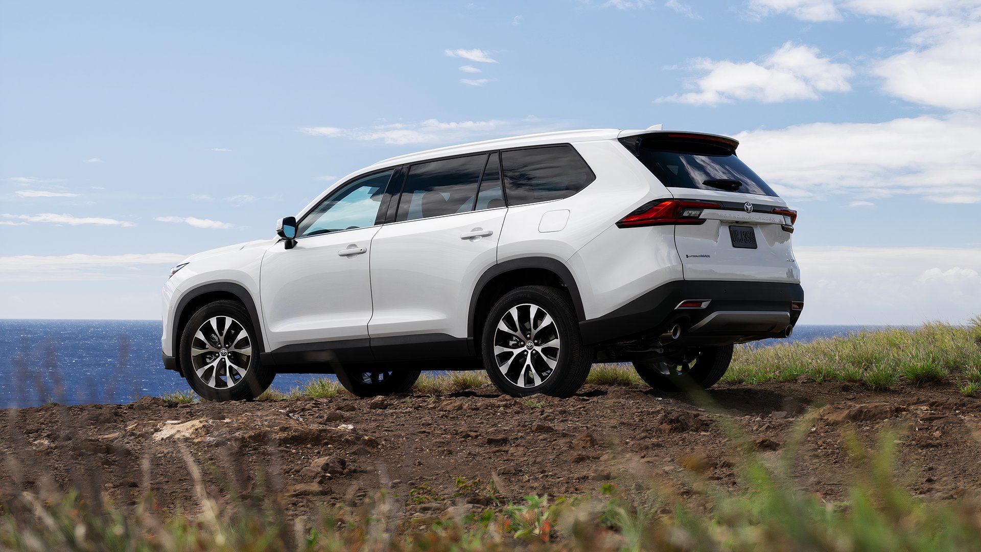 white 2024 Toyota Grand Highlander rear right
