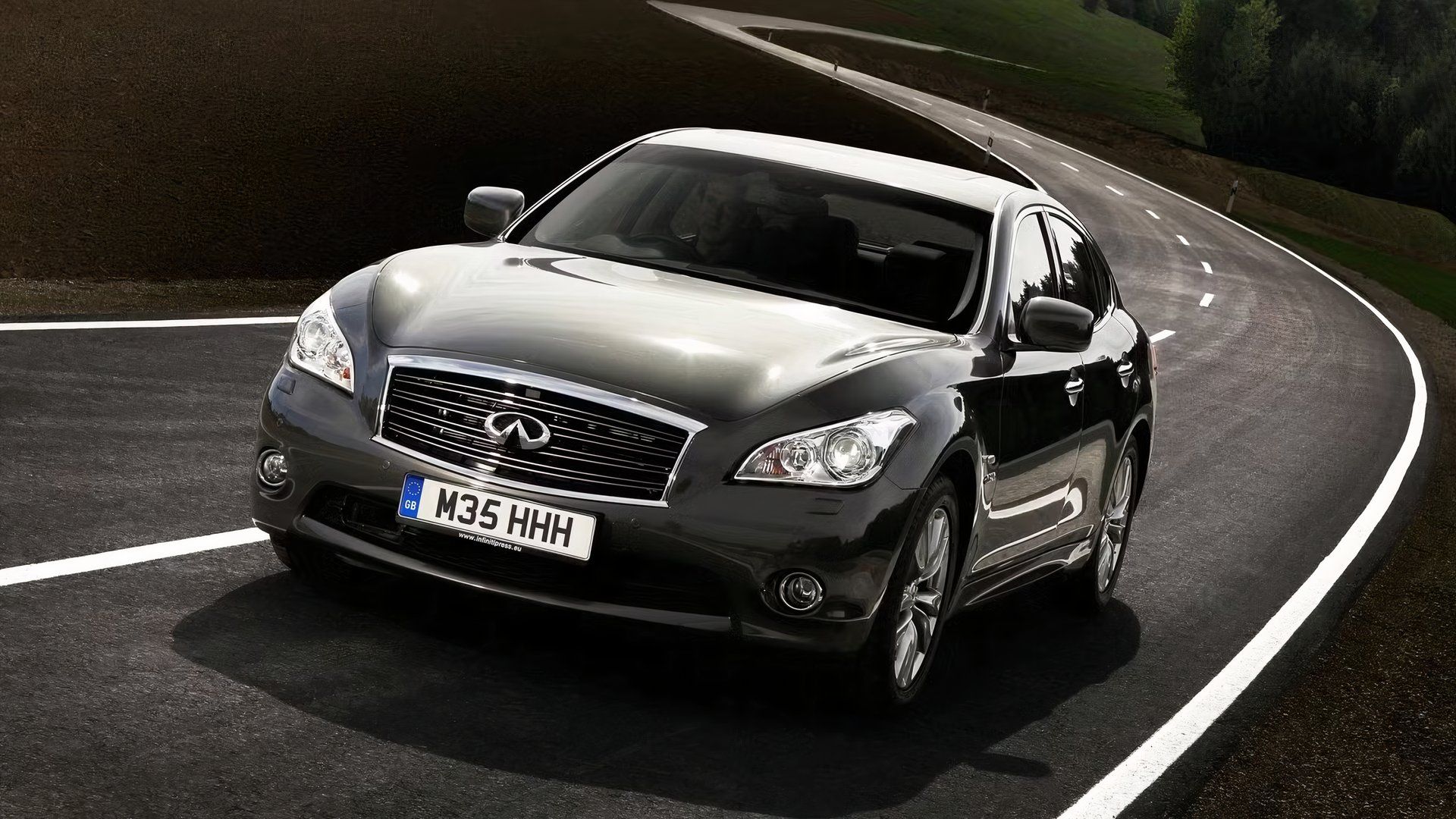 A front shot of the 2013 Infiniti M35h on a curvy road 