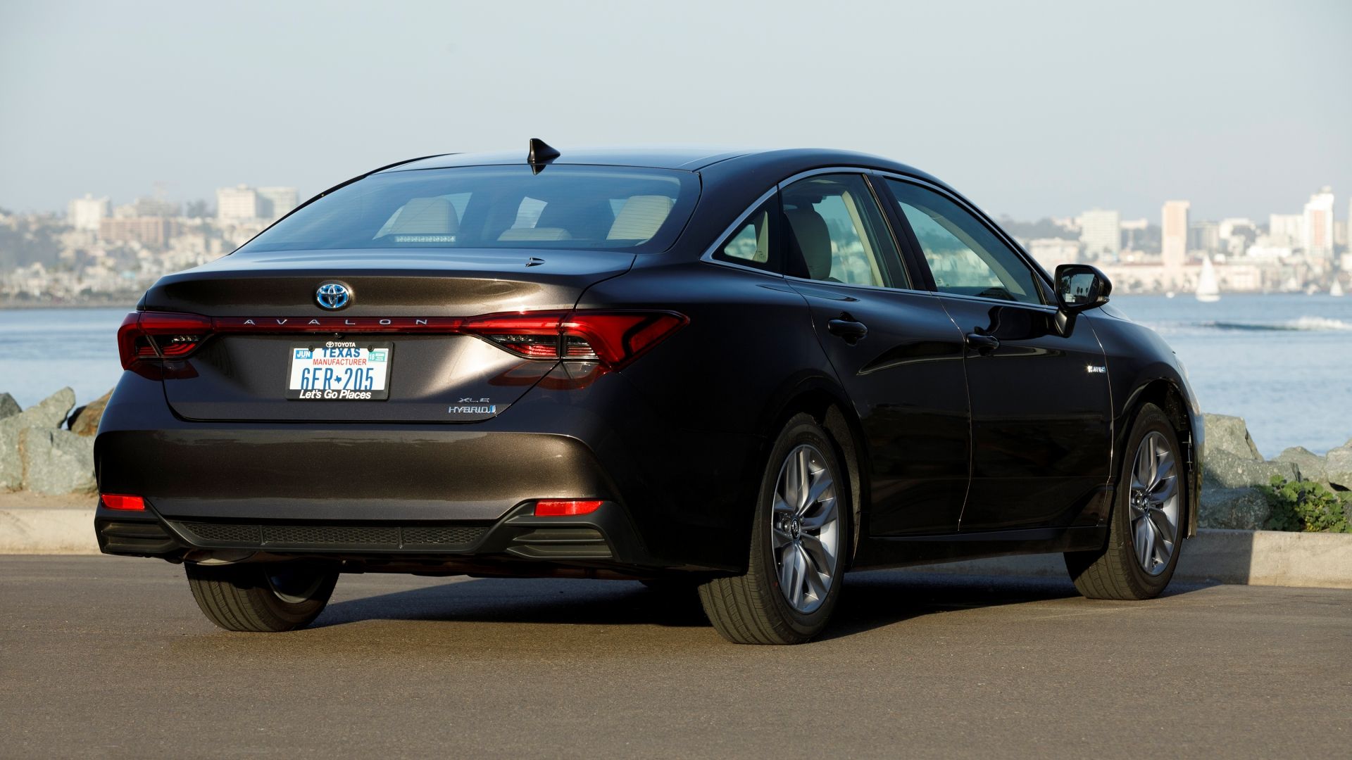 2019 Toyota Avalon Hybrid XLE Rear Three-Quarter
