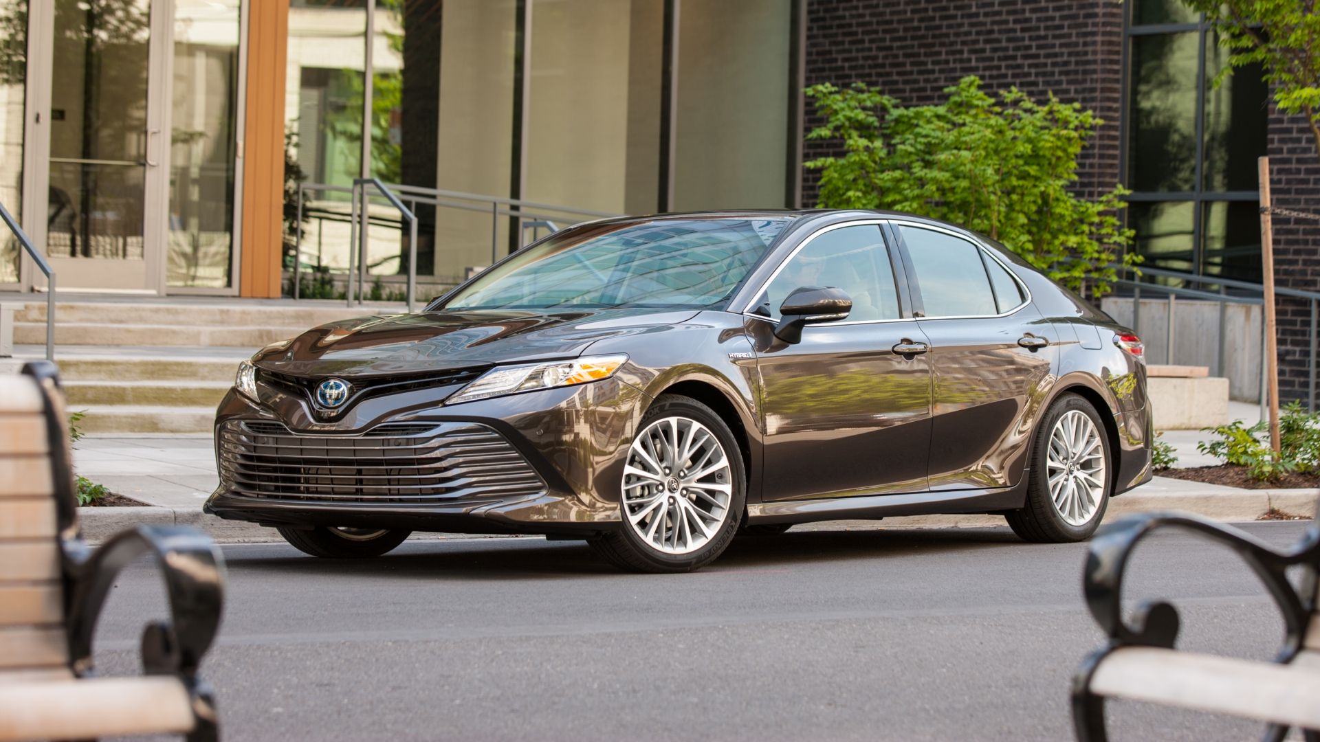 2019 Toyota Camry Hybrid Front Three-Quarter 02