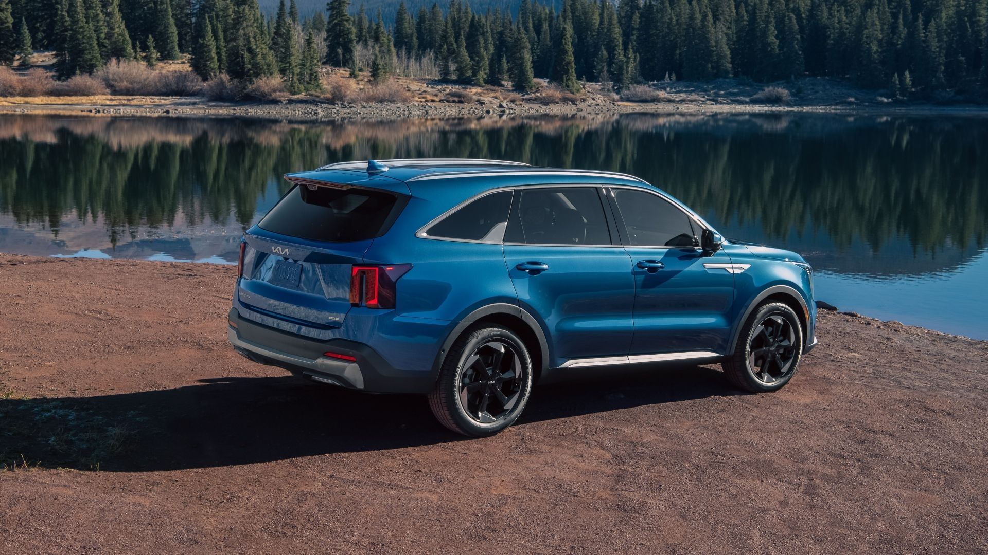 2025 Kia Sorento Hybrid Rear Three-Quarter