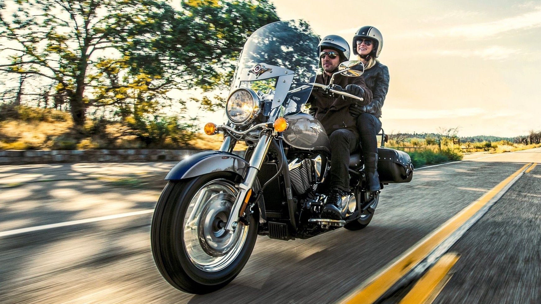 Kawasaki Vulcan 900 Classic LT feature cruising