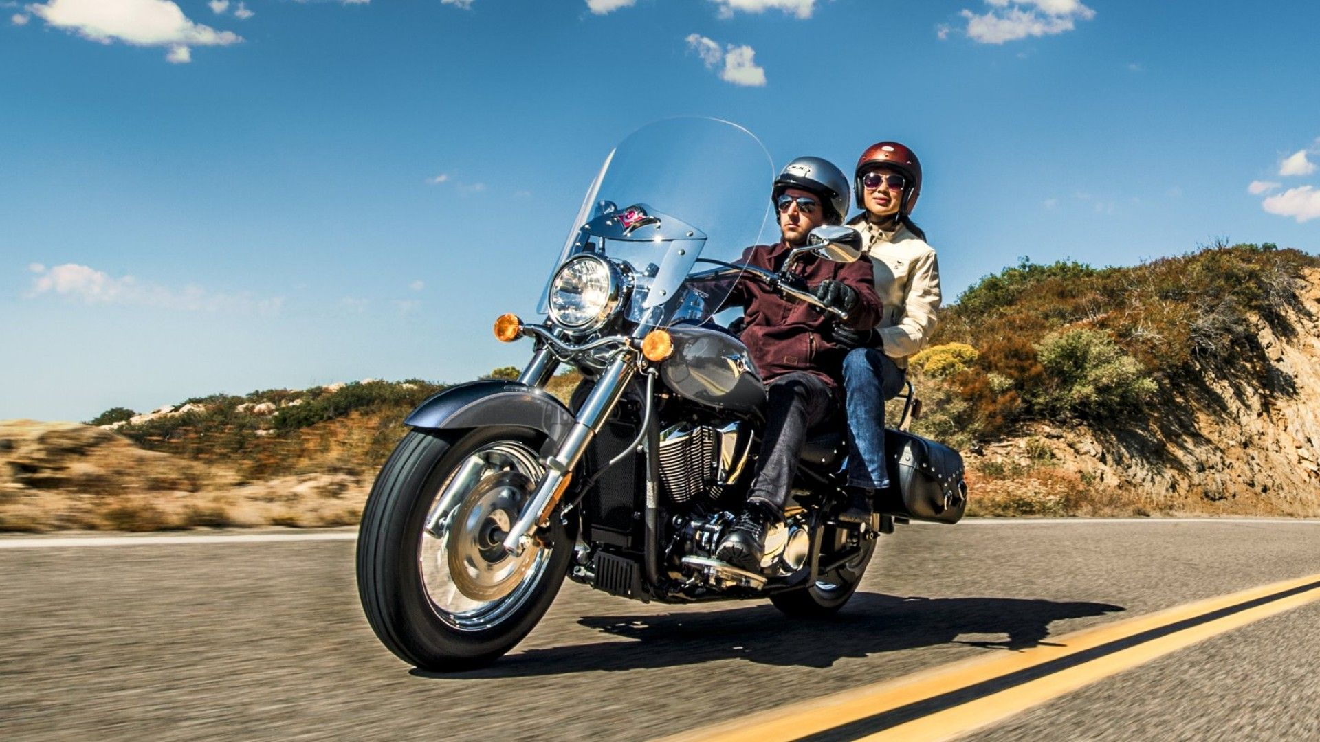 Kawasaki Vulcan 900 Classic LT feature two-up cruising