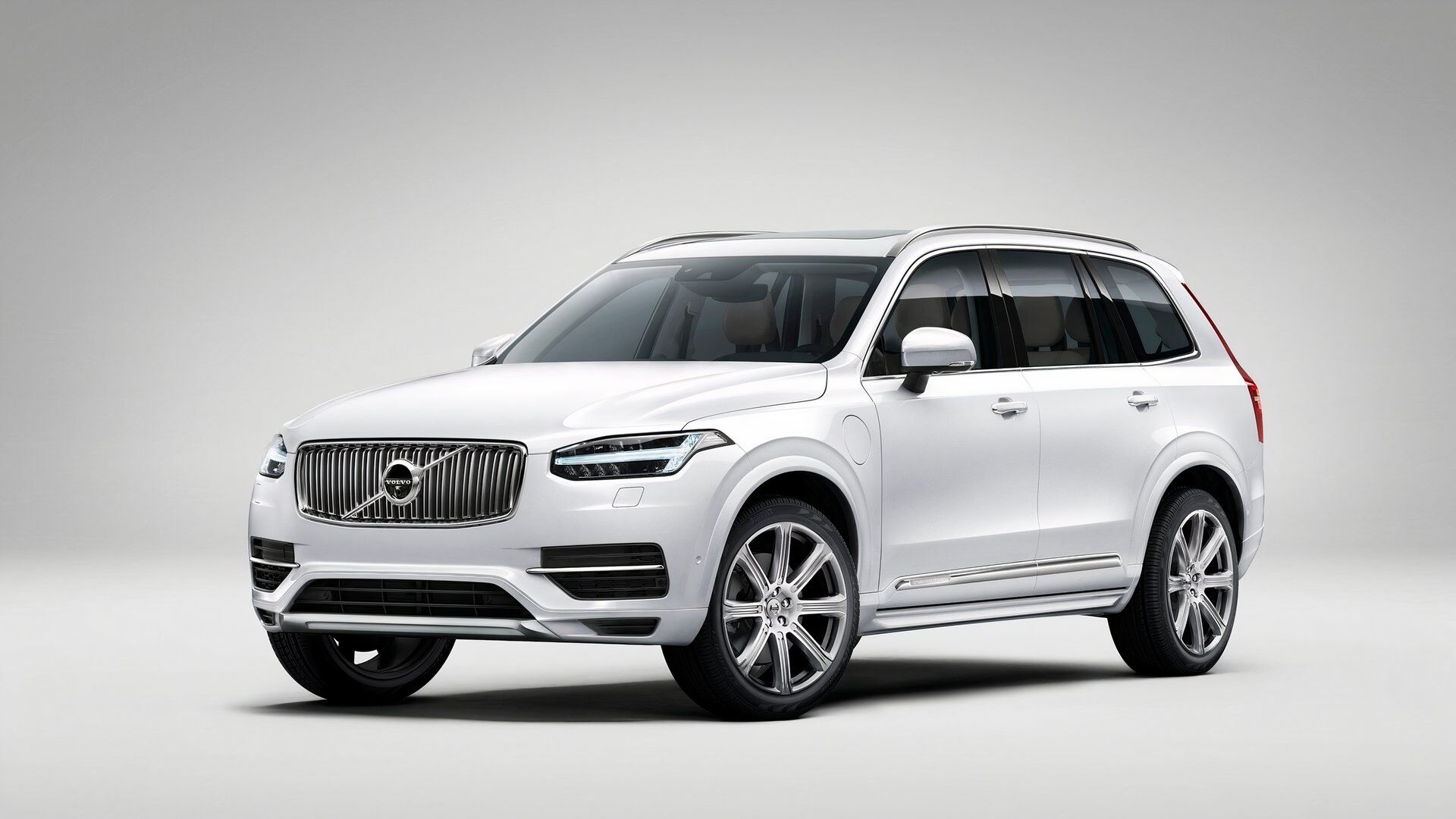 Front 3/4 shot of a 2016 Volvo XC90 T8 