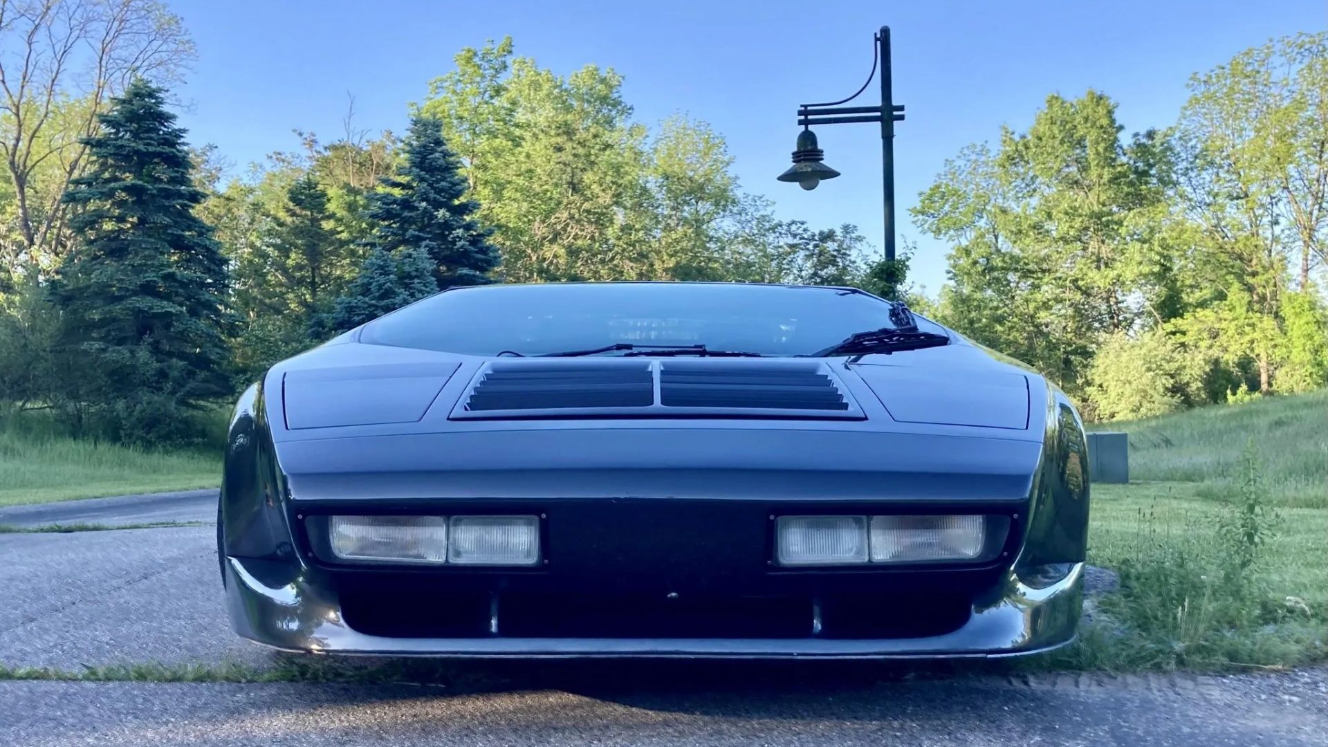 1990 Vector W8 nose close up