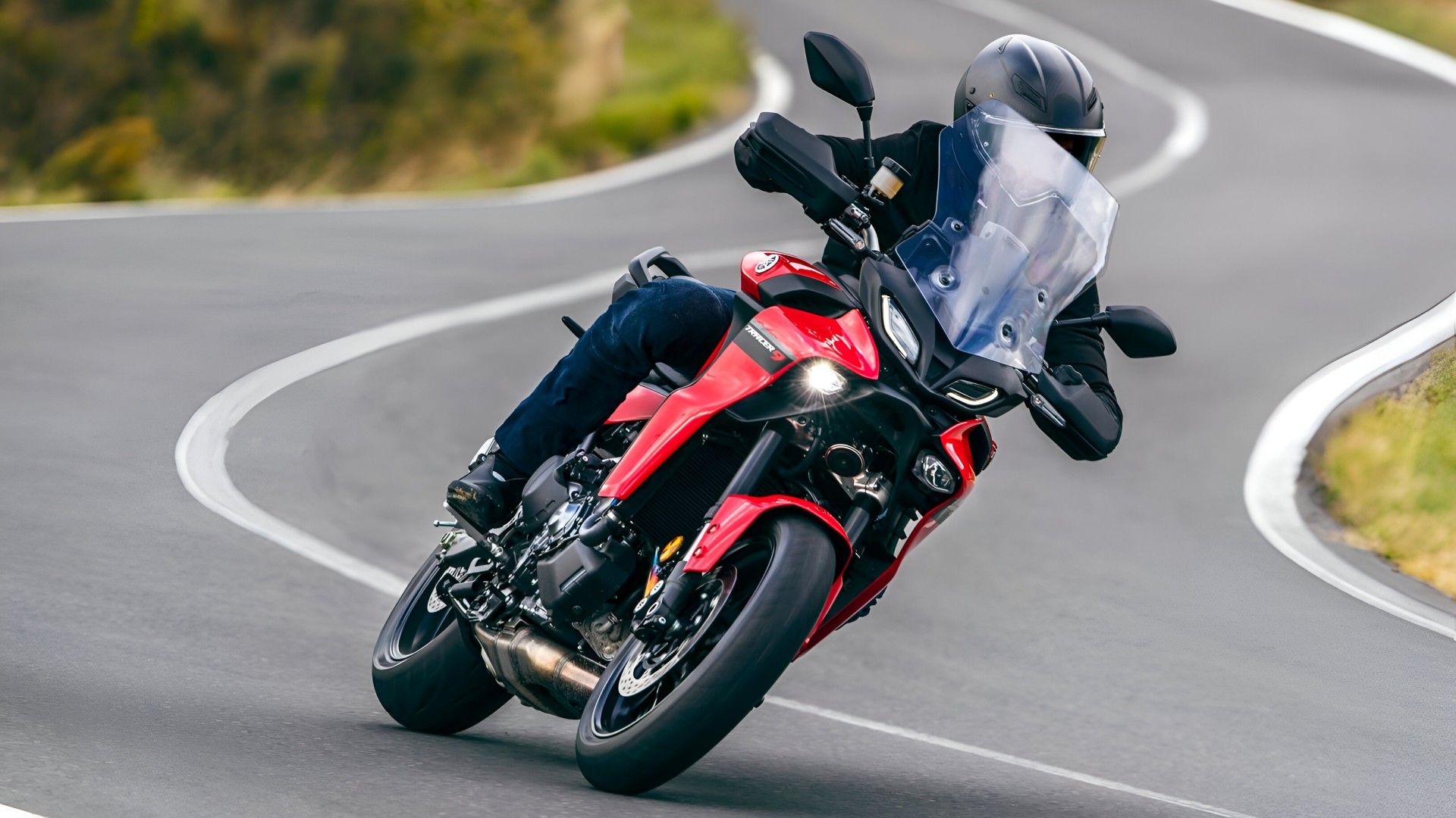 2025 Yamaha Tracer 9 touring bike cornering