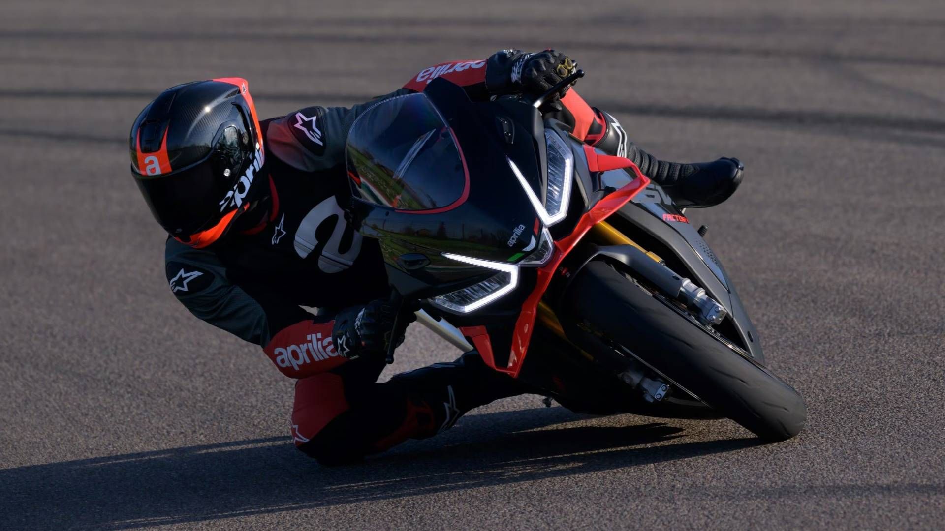 2025 Aprilia RSV4 Factory Knee down