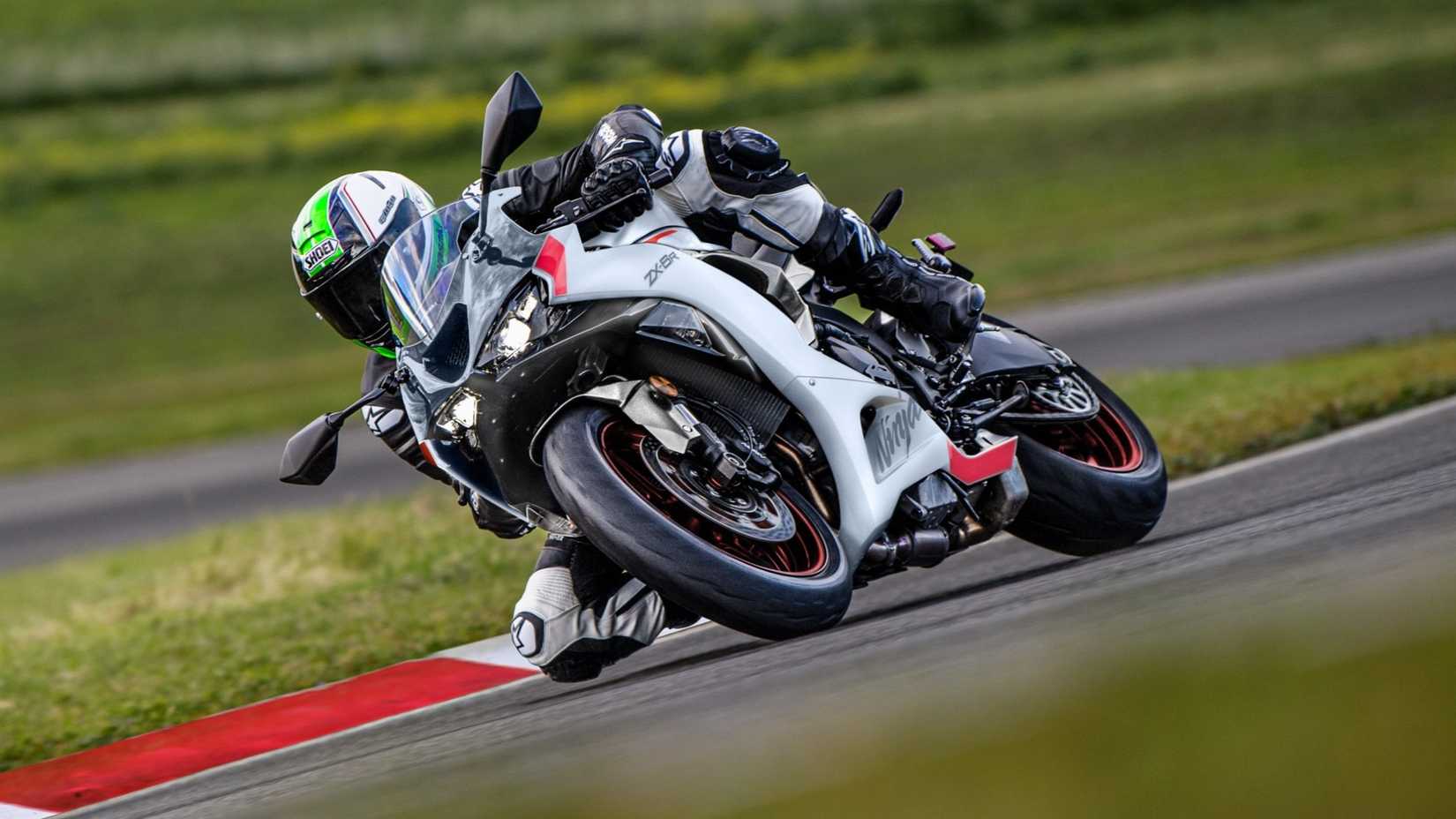 2025 Kawasaki Ninja ZX-6R Cornering (2)