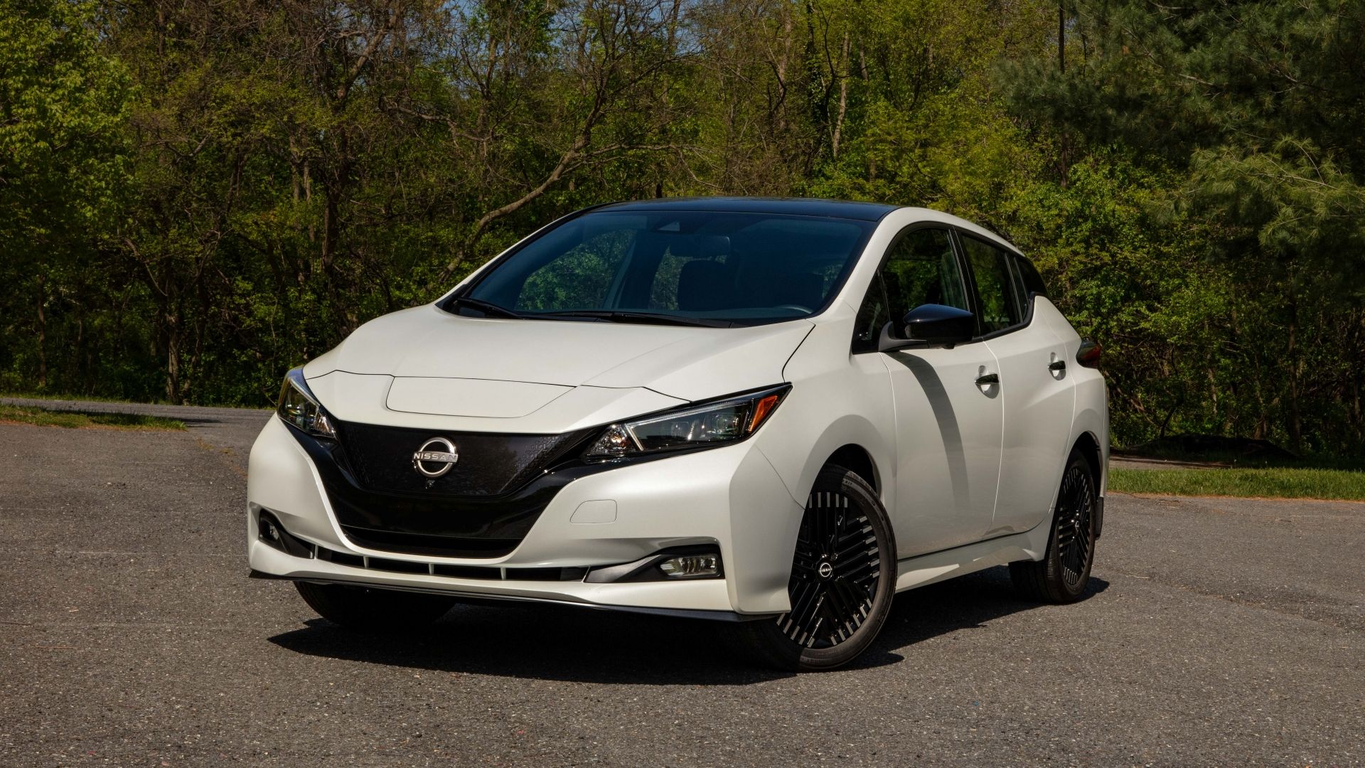 2025 Nissan Leaf Front Three-Quarter 02