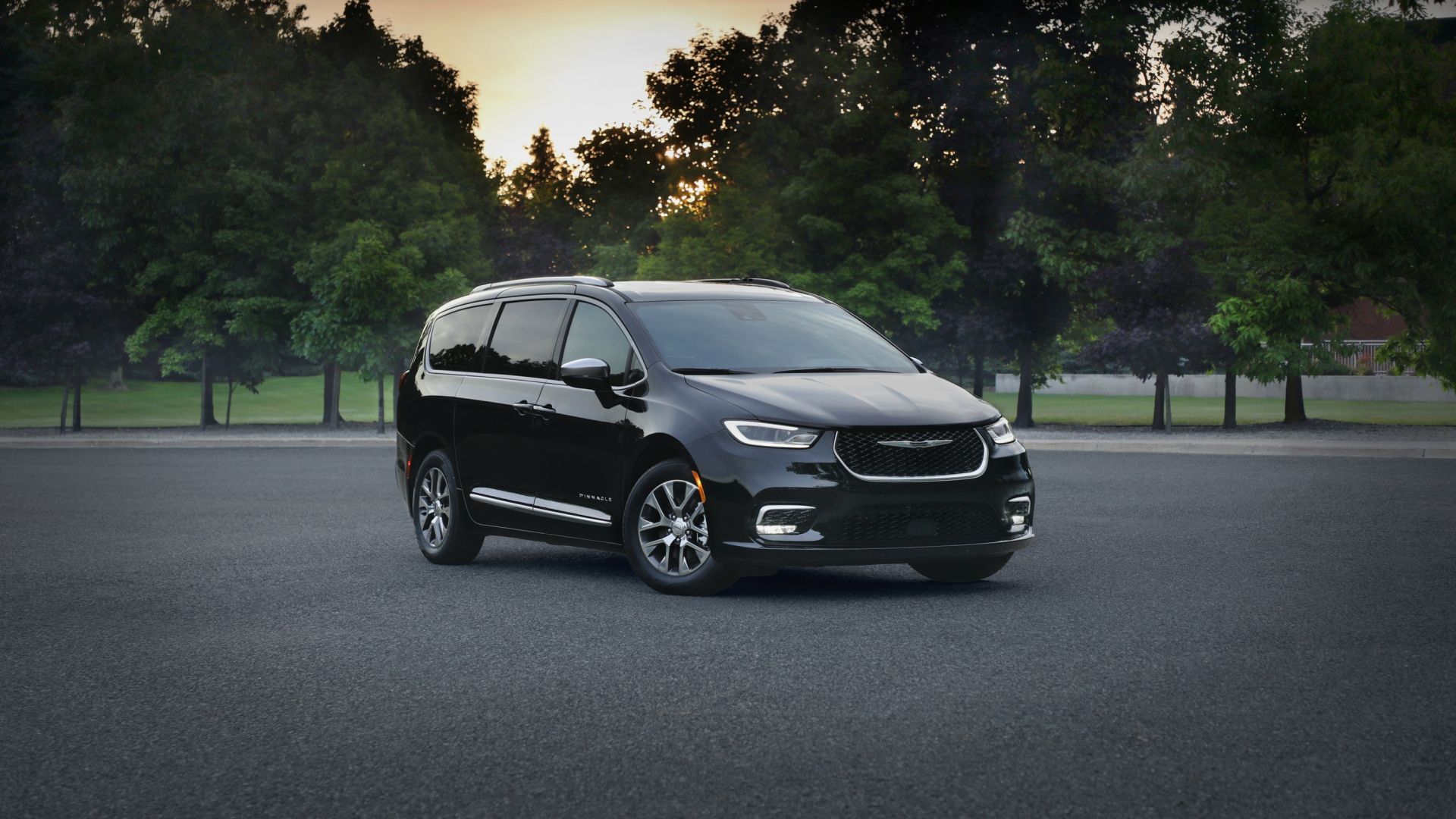 Black Pacifica PHEV Pinnacle front-quarter