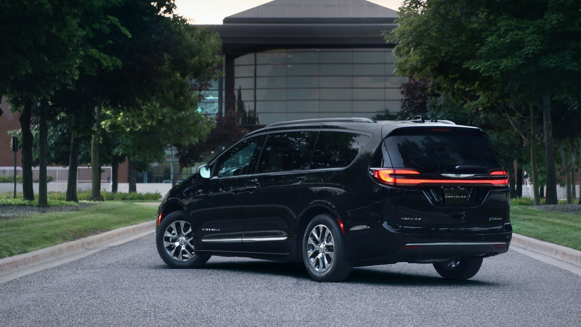 Chrysler Pacifica Plug-In Hybrid Pinnacle (2)
