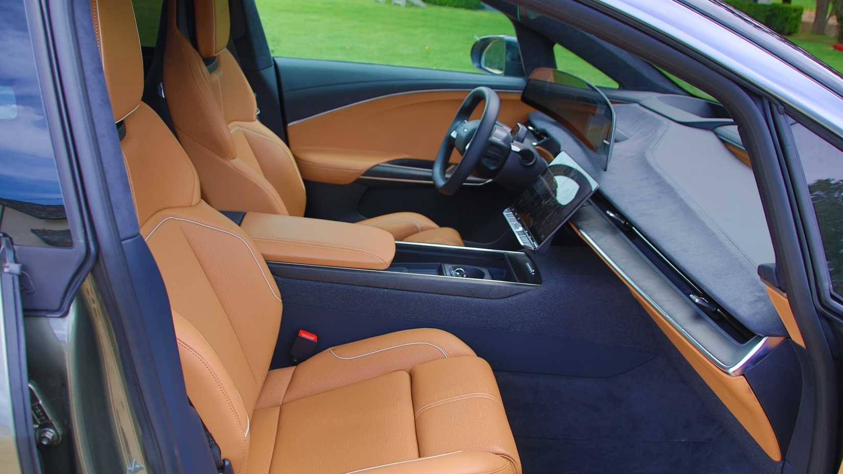 2025 Lucid gravity front seats