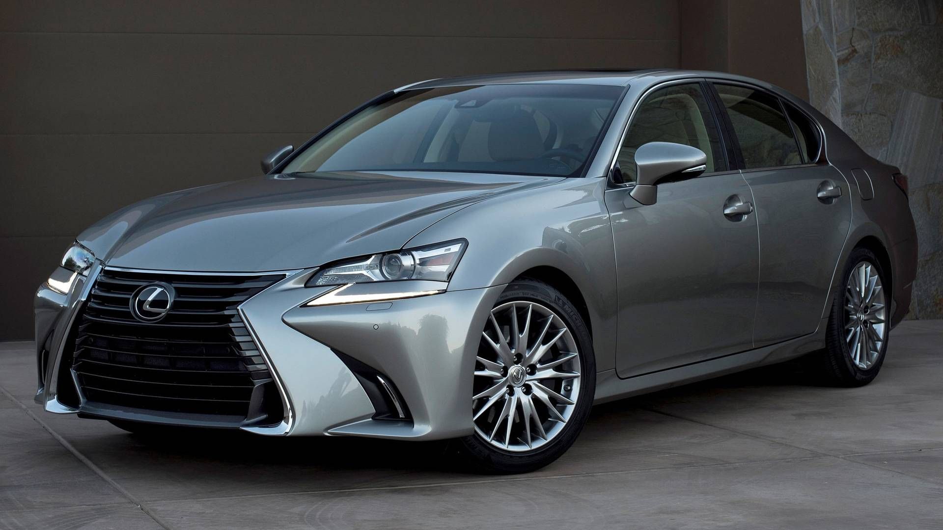 Front 3/4 view of the 2016 Lexus GS