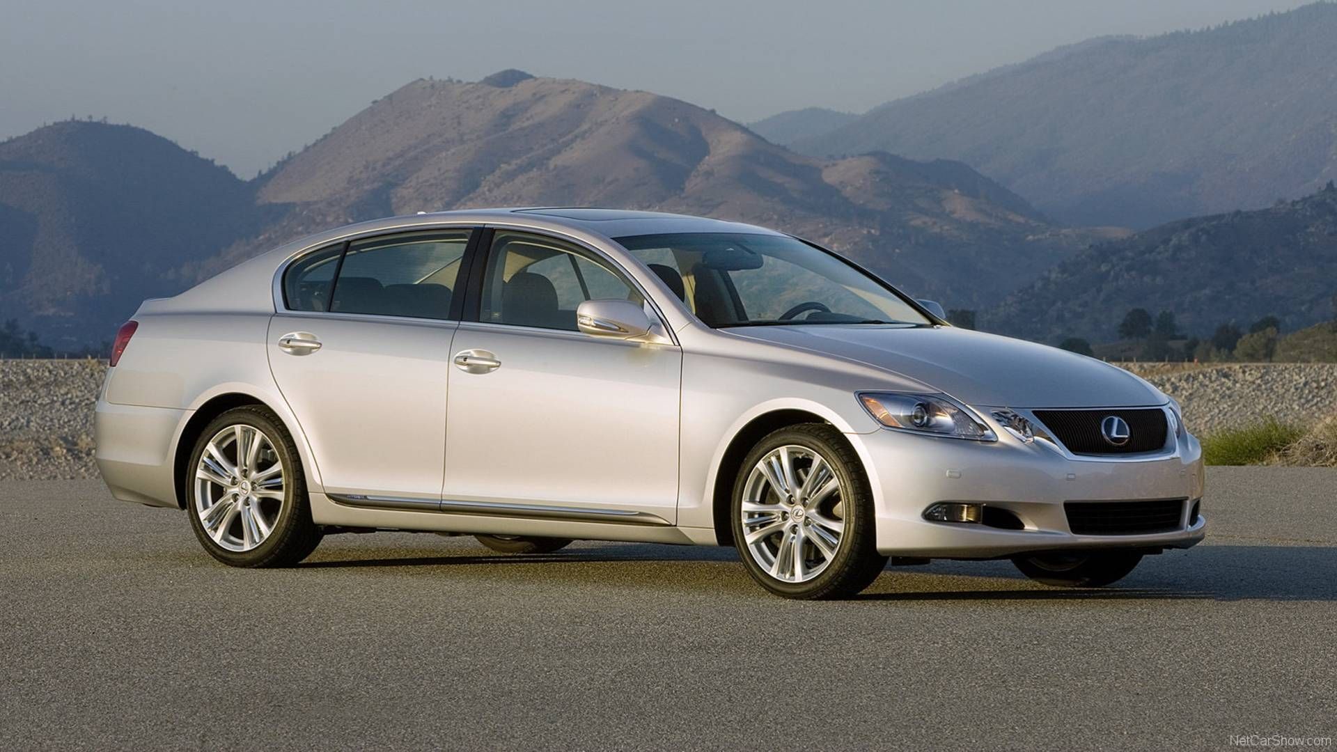 Front 3/4 view of the 2009 Lexus GS 450h