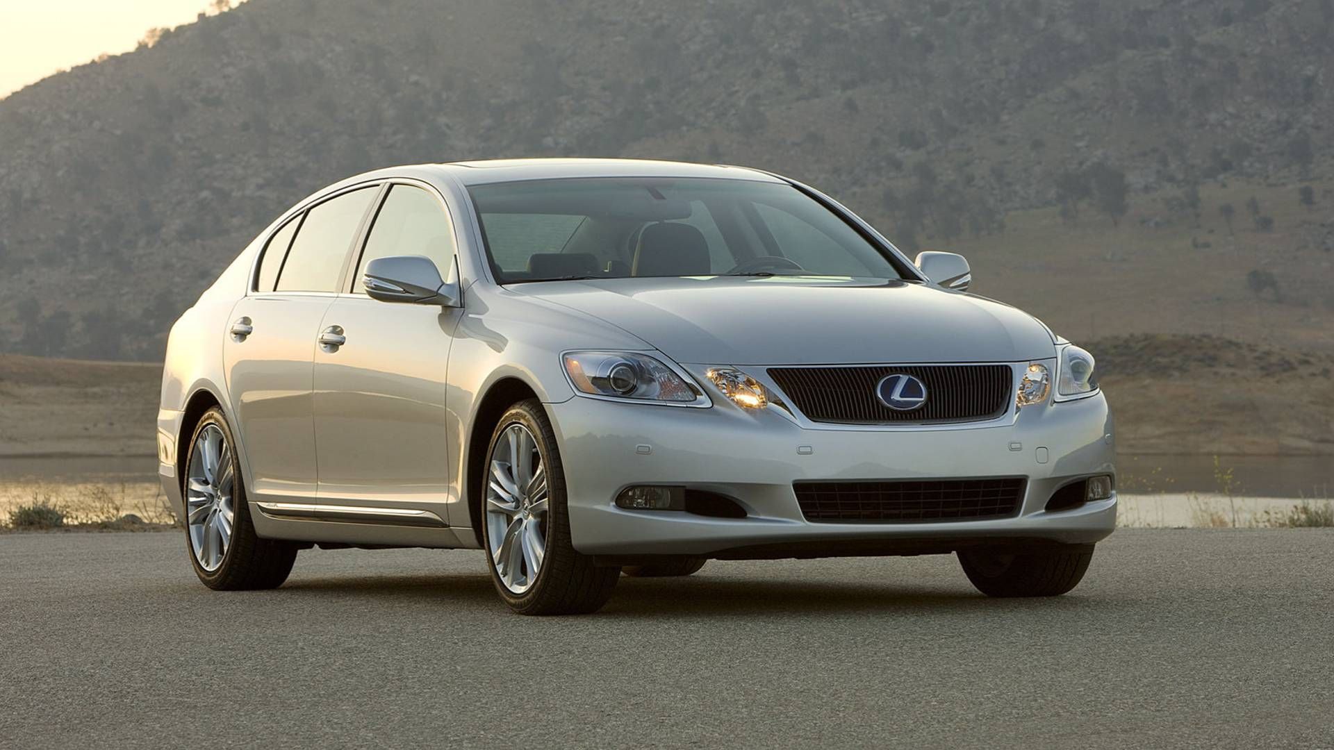 Front 3/4 view of the 2009 Lexus GS 450h