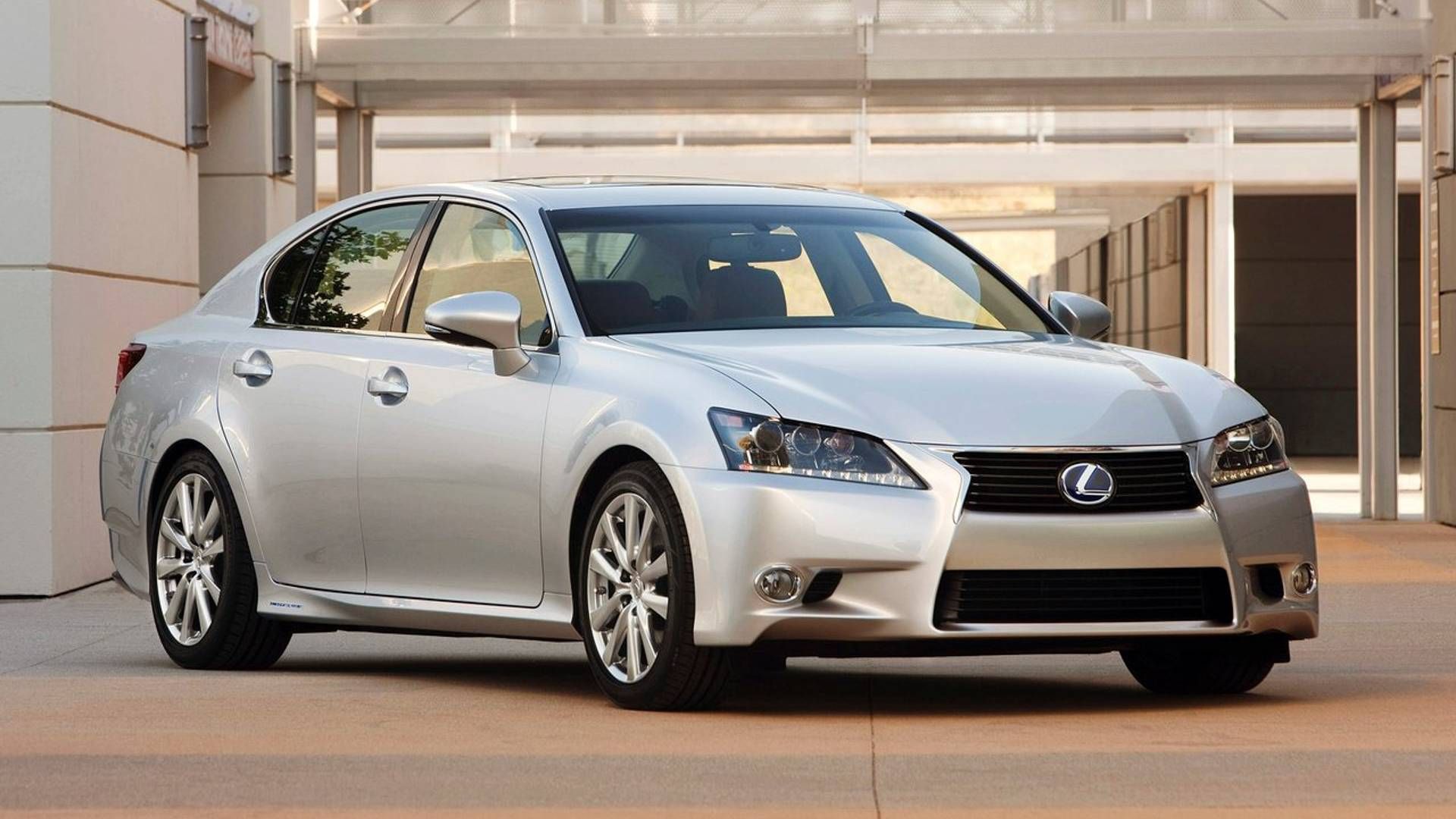 Front 3/4 view of the 2013 Lexus GS 450h