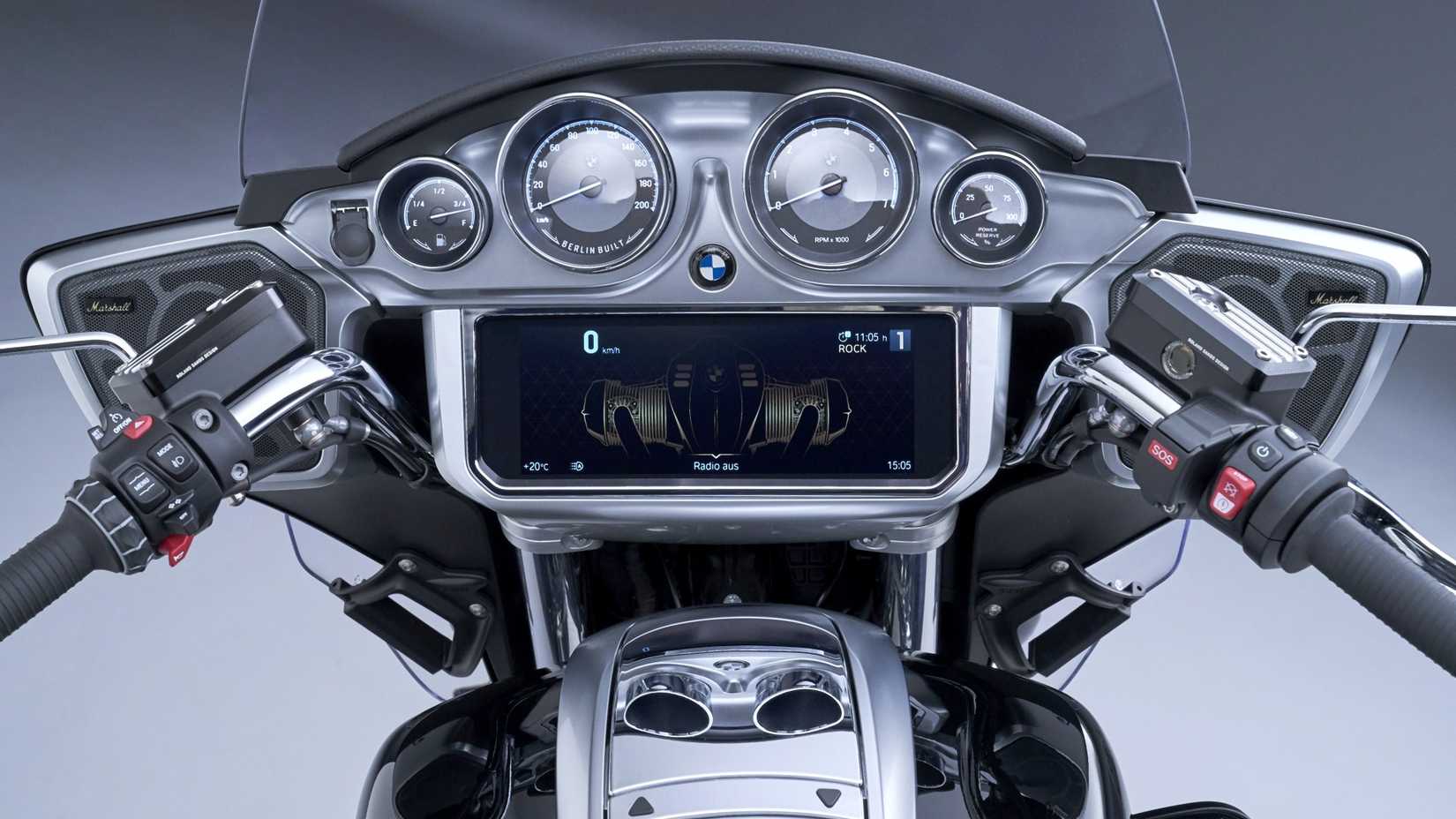 BMW R 18 Transcontinental cockpit with a large TFT