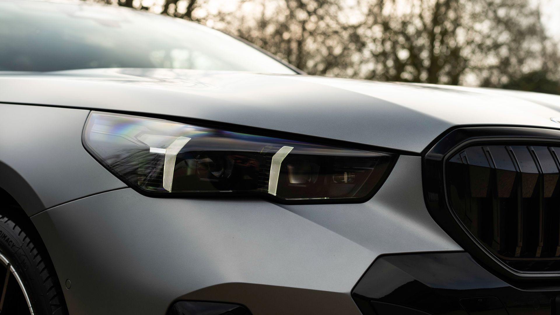 2025 BMW 550e Plug-In Hybrid Exterior Closeup Headlights