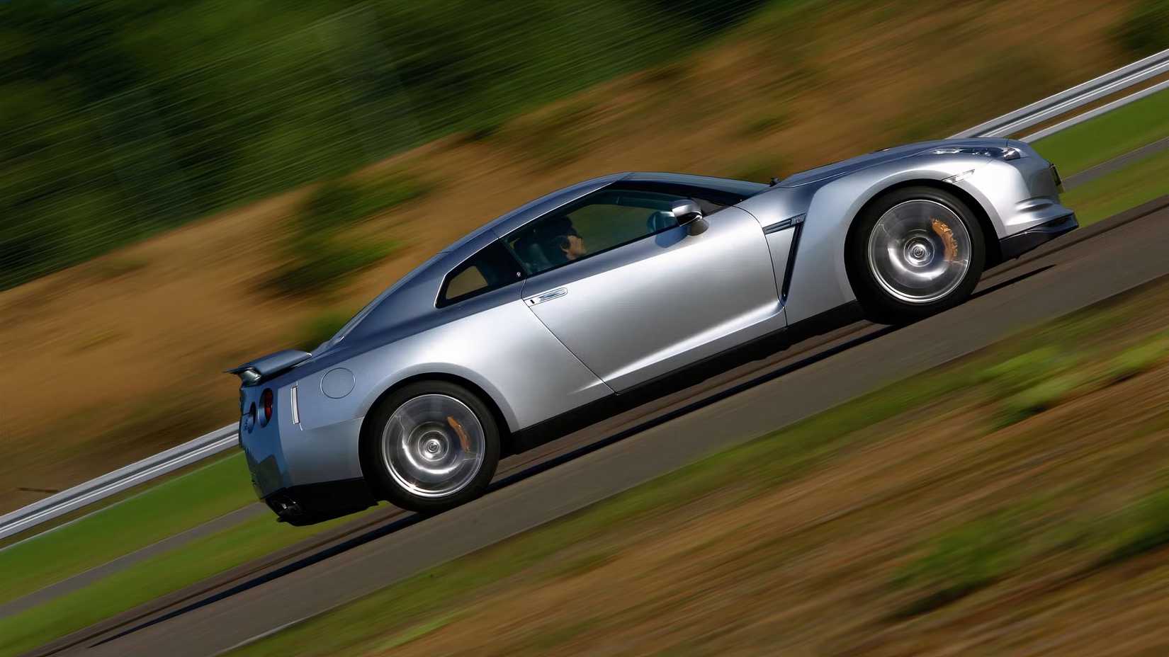 2010 Nissan GT-R side