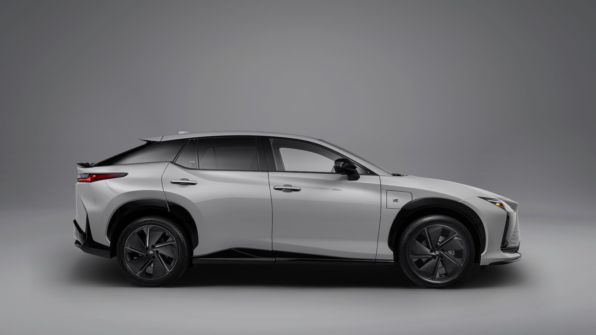 2026_Lexus_RZ_550e_04