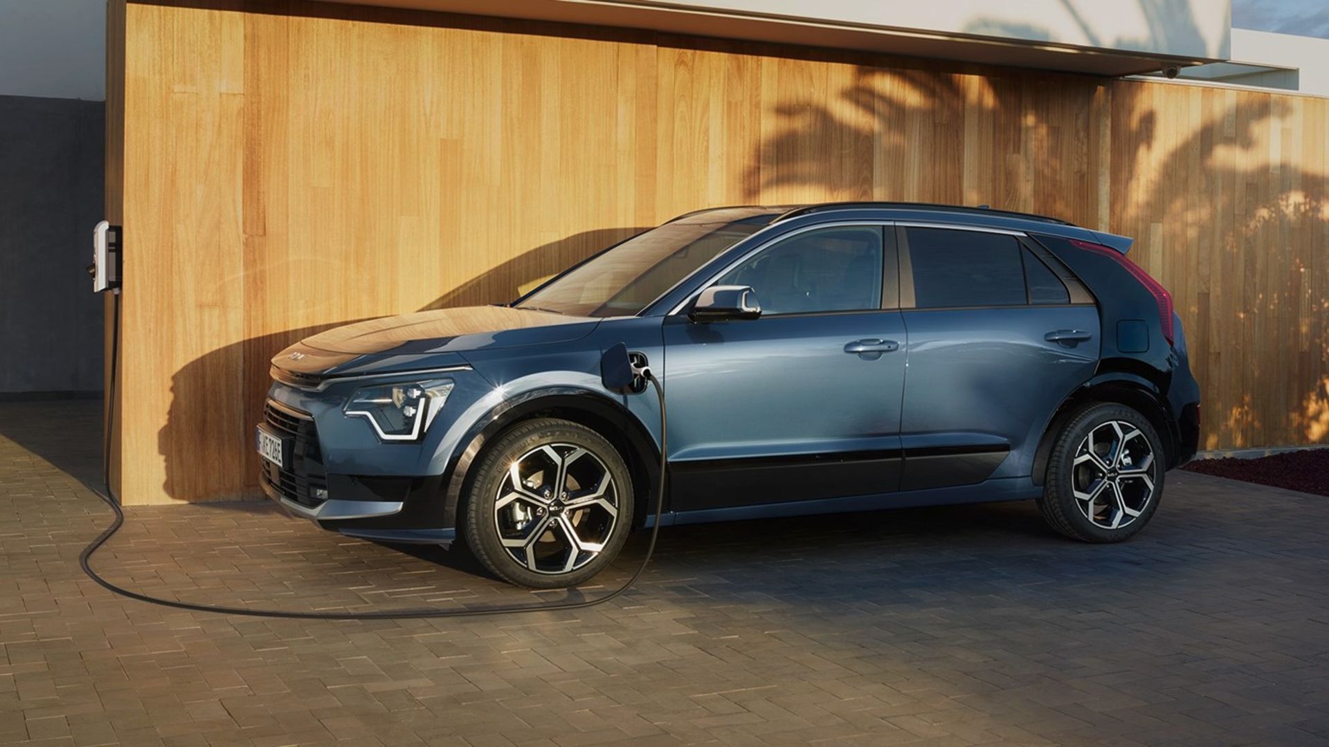 2023 Kia Niro PHEV Exterior Side, Charging