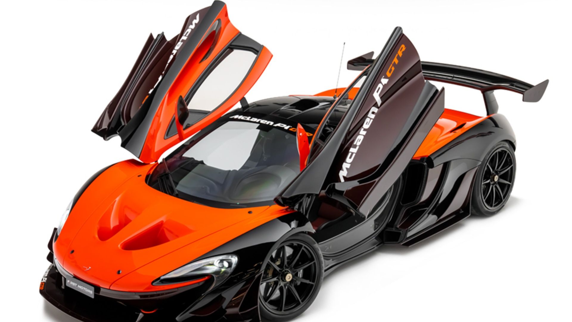 2015 McLaren P1 GTR fron 3/4 with doors open