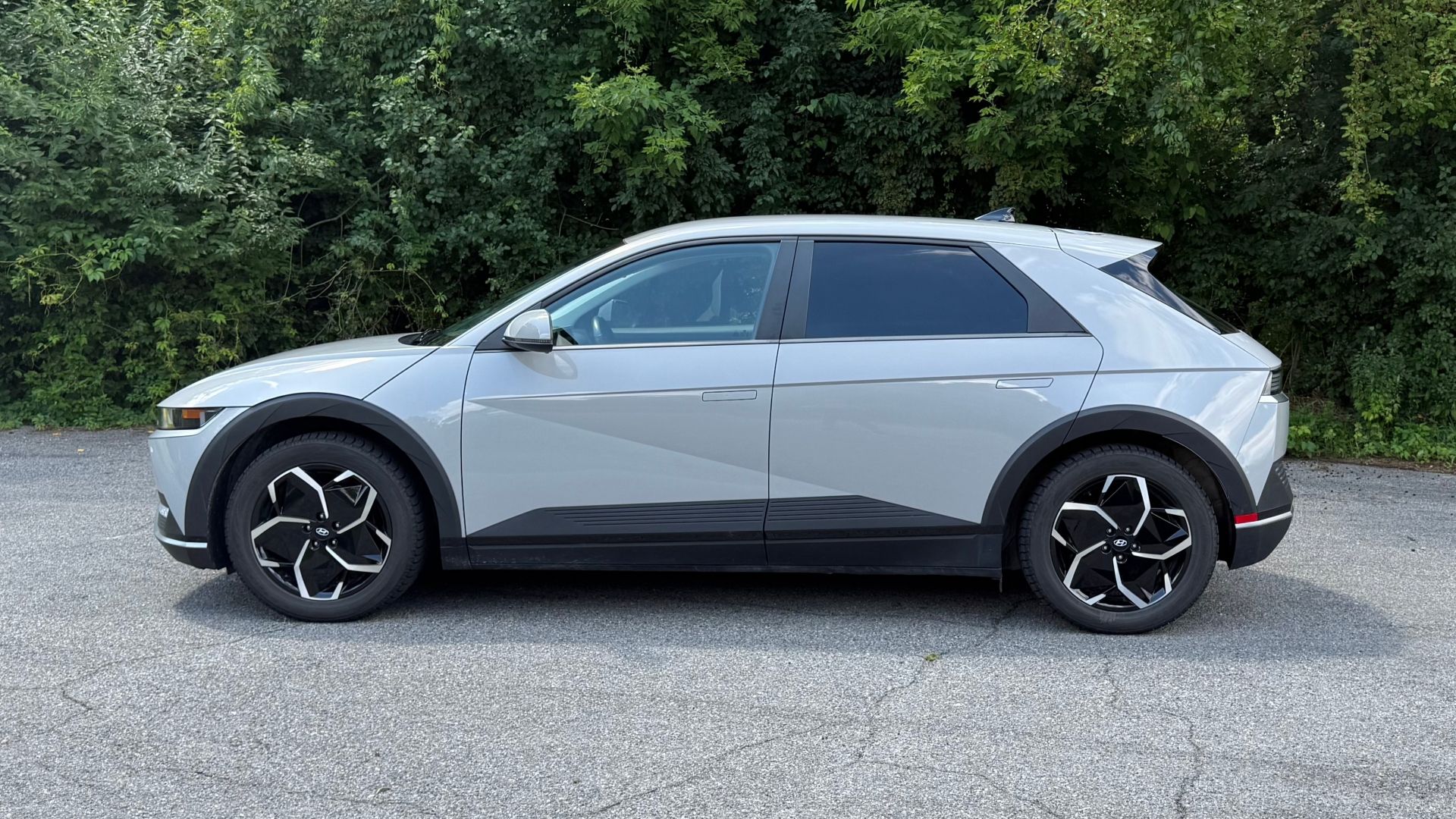 A stationary profile image of a gray 2022 Hyundai Ioniq 5 SE