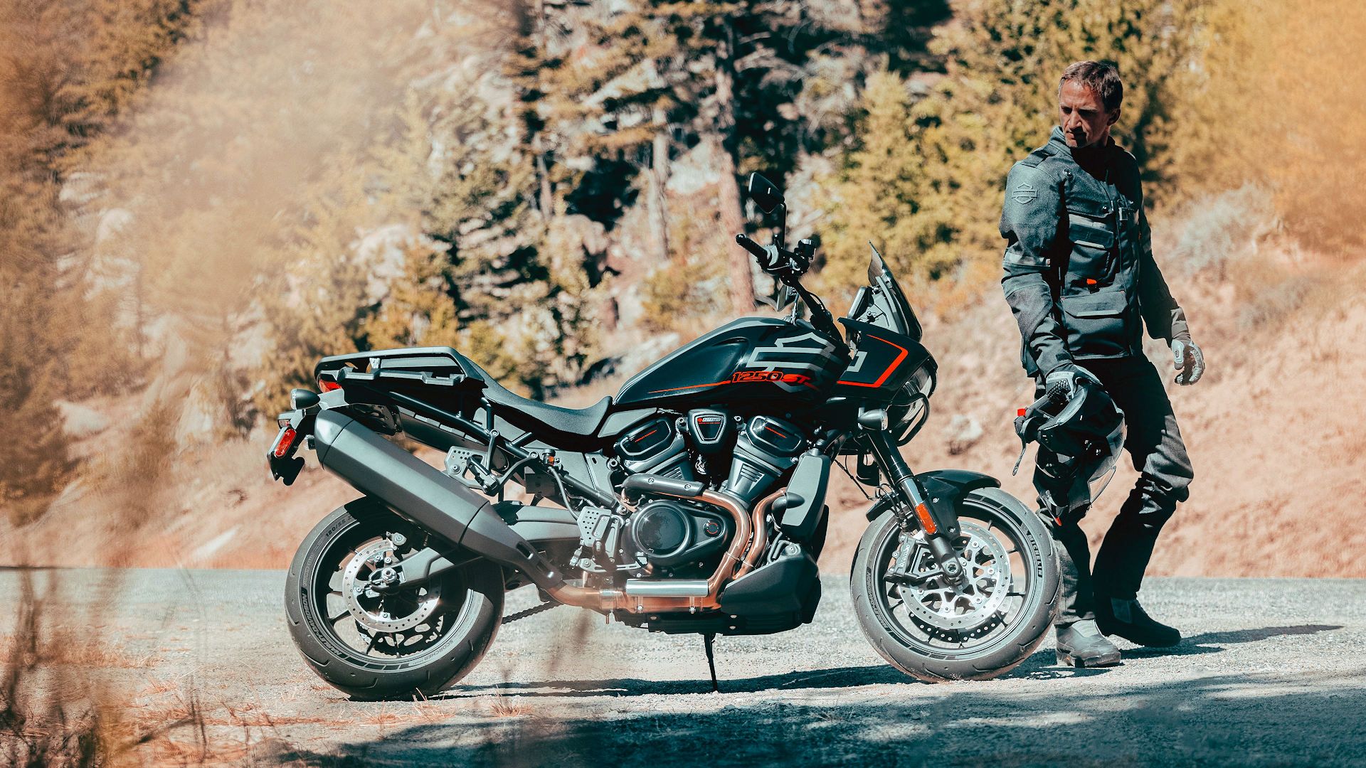 Rider who stands next to a Harley-Davidson Pan America 1250 St. 2025